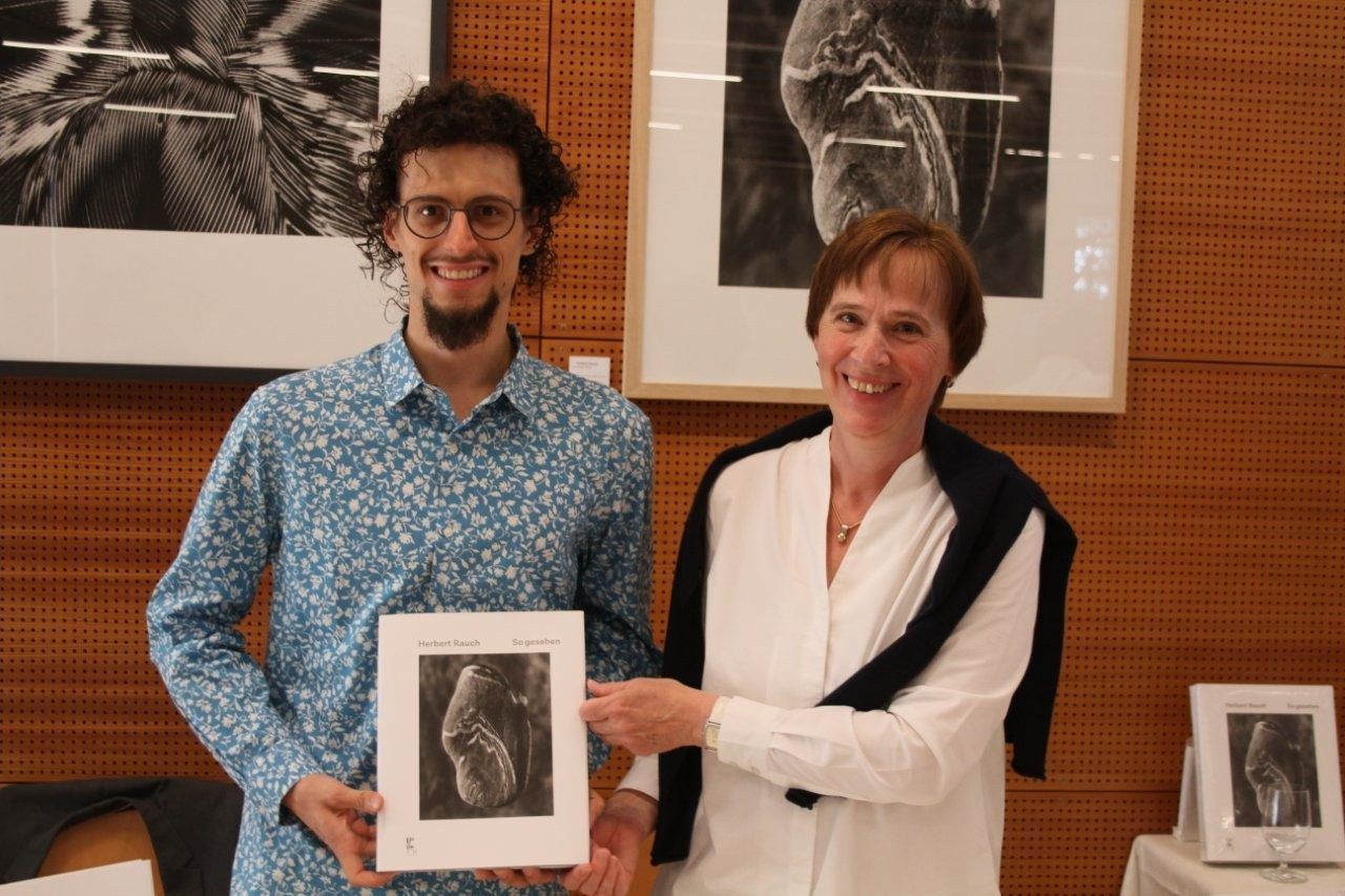 Ingrid Giesinger und Adrian Dalpra verkauften die neuen Exemplare von Herbert Rauch.