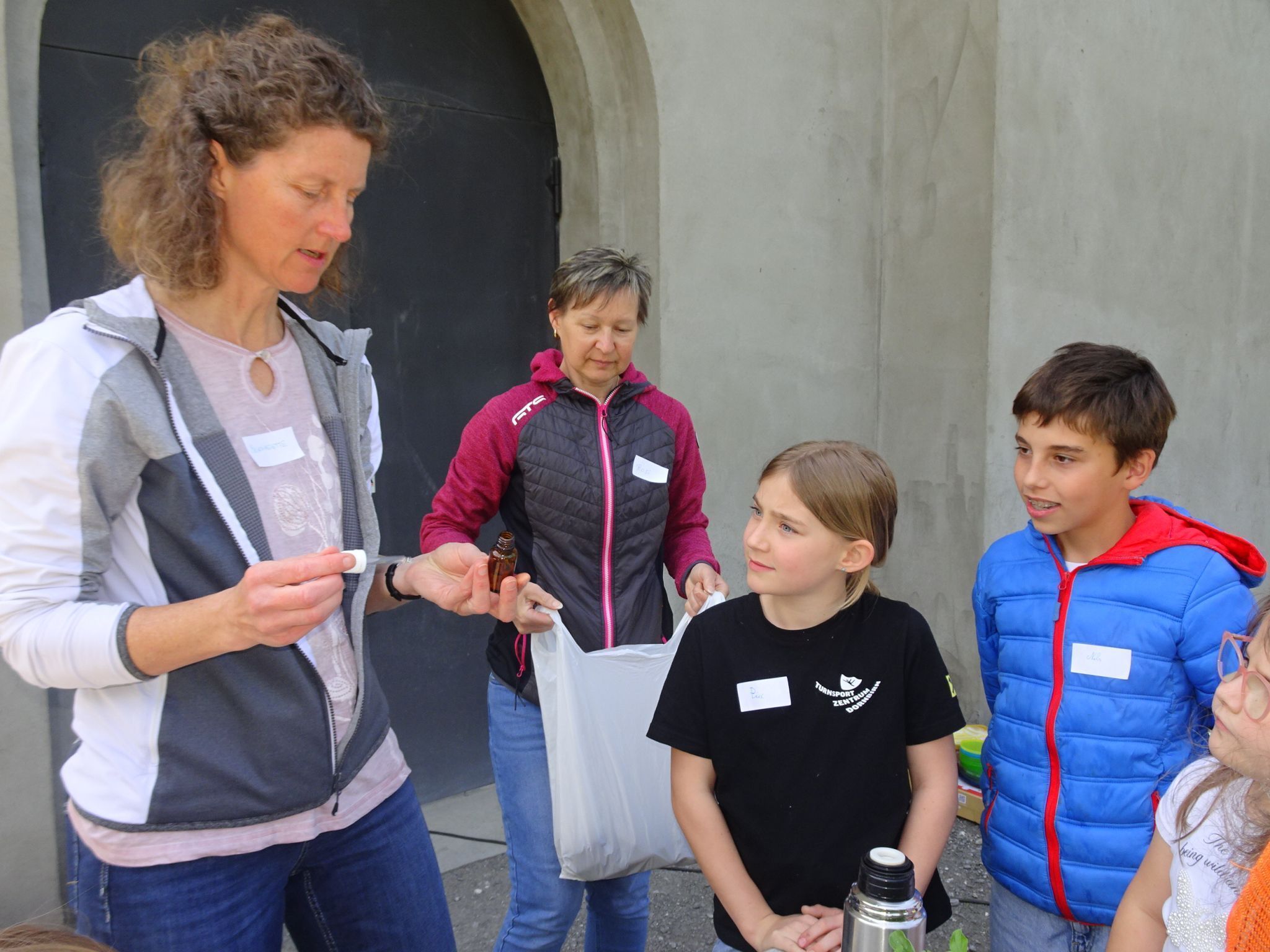 Bernadette Winder zeigte den Kindern die Pipettenfläschchen in denen sie den Hustensaft dann abfüllen können. 