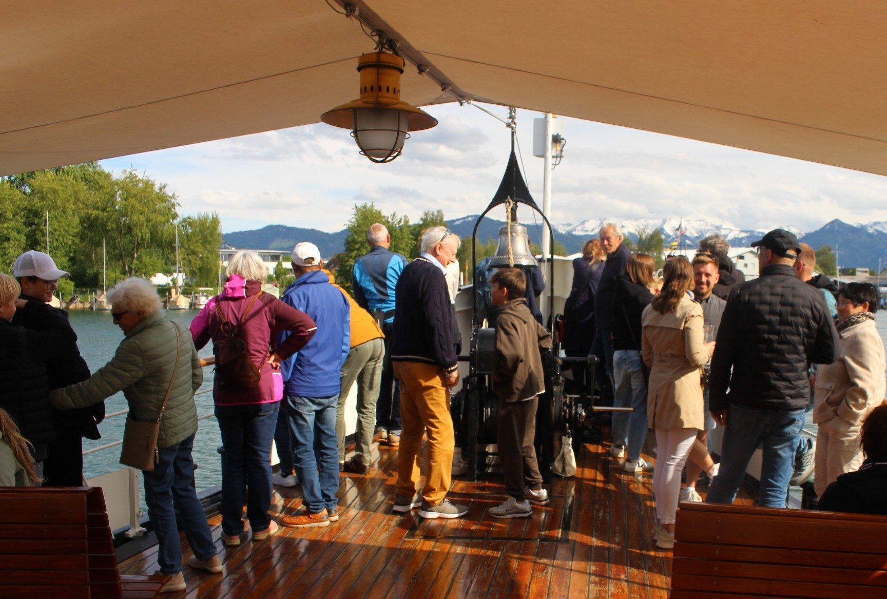 Hunderte interessierte Besucher nützten den Traumtag zu einer Rundfahrt, ebenfalls Hunderte erkundeten den Dampfer, wenn dieser im Hafen lag und die Oesterreich unterwegs war.