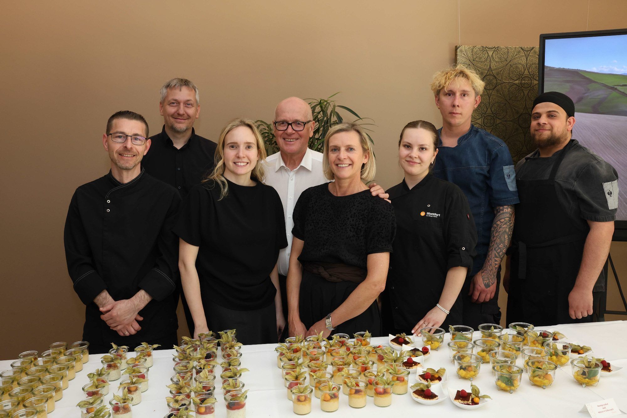 Küchenchef Matthias Sitek, Servicechef Stefan Ender, Elena, Dieter und Sabine Oberhöller, Daniijela Pyshniuk, Christian Palka und Hamze Alouche., y