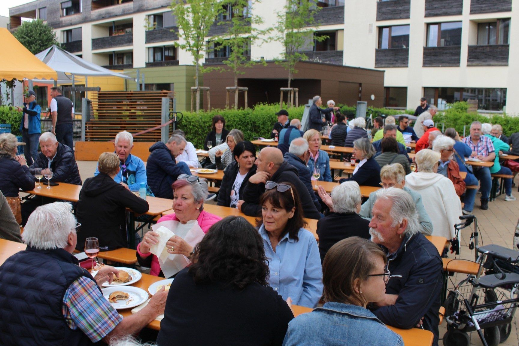 Vor der Säge, auf der Straße und auf angrenzenden Plätzen laden die Gemeinde und eine „Winzergenossenschaft von Vereinen“ zum Weinfestival.