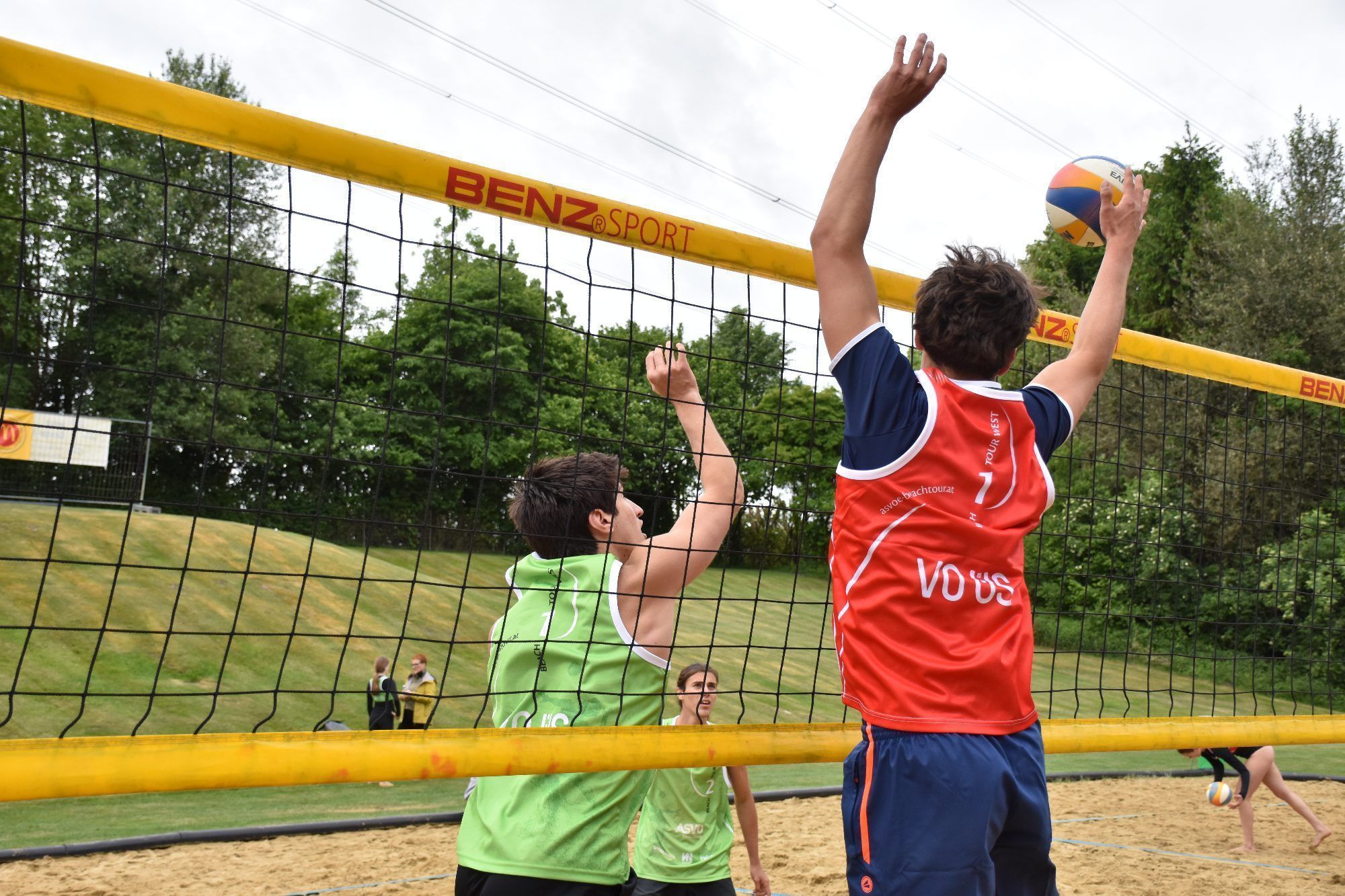 Beachvolleyballer trotzten Wind und Wetter