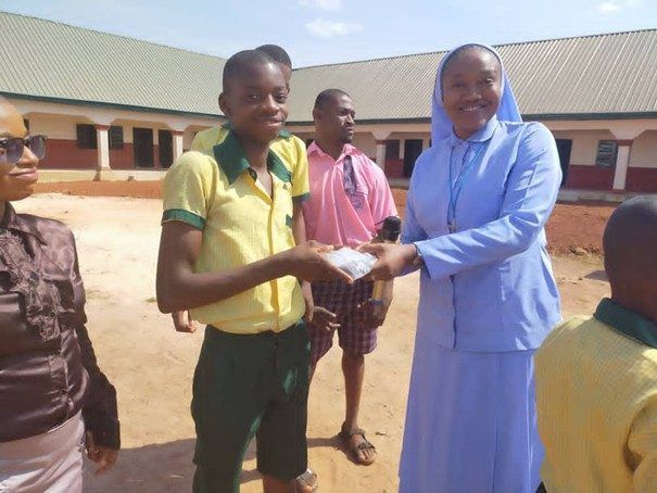 In Nigeria erhalten die Kinder, an der von Fanny Drexel gebauten Schule für Hörgeschädigte, ein Hörgerät.