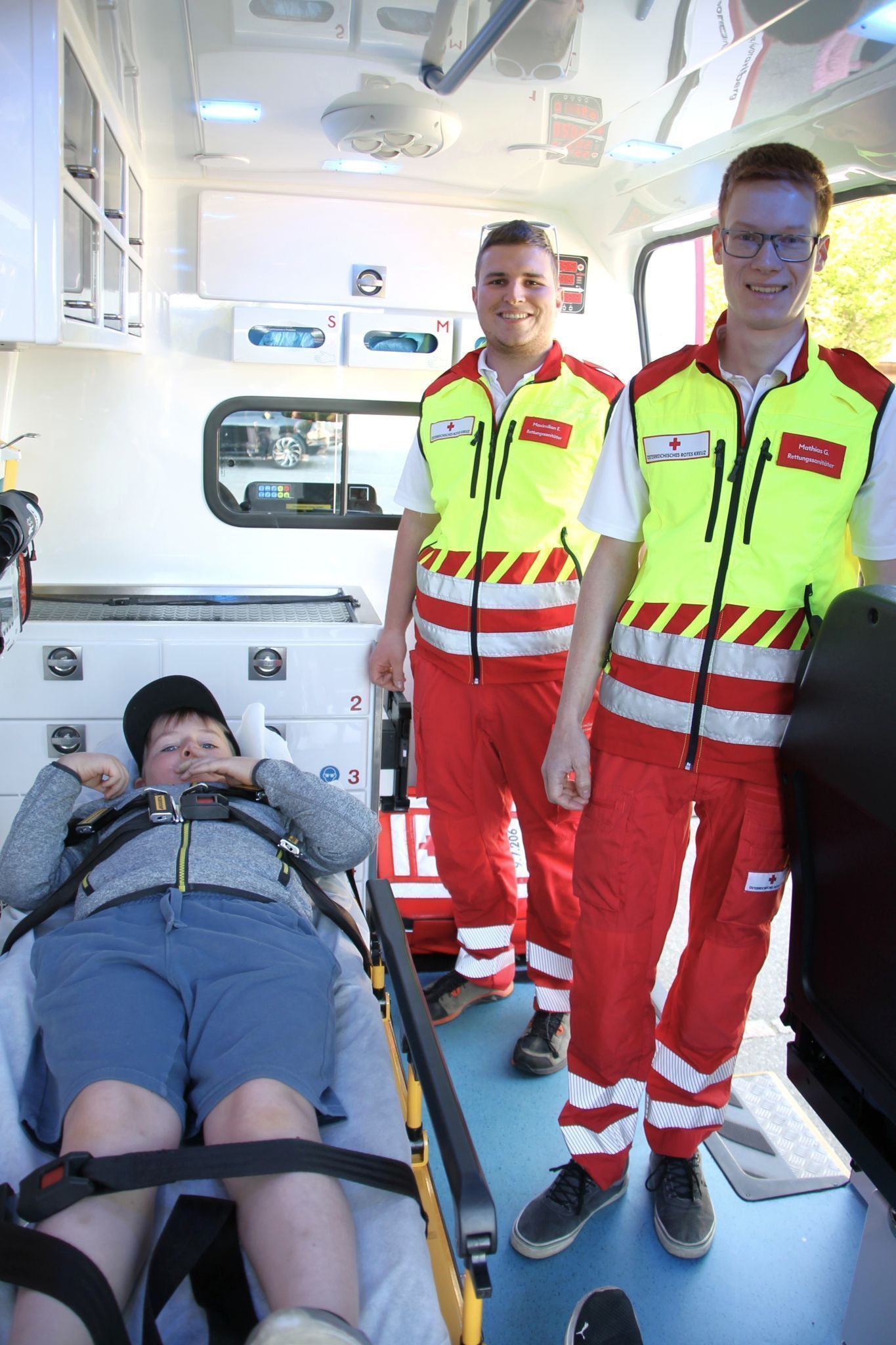 Maximilian und Mathias (RK Buch) erläuterten die Funktionalität des Rettungsfahrzeuges.