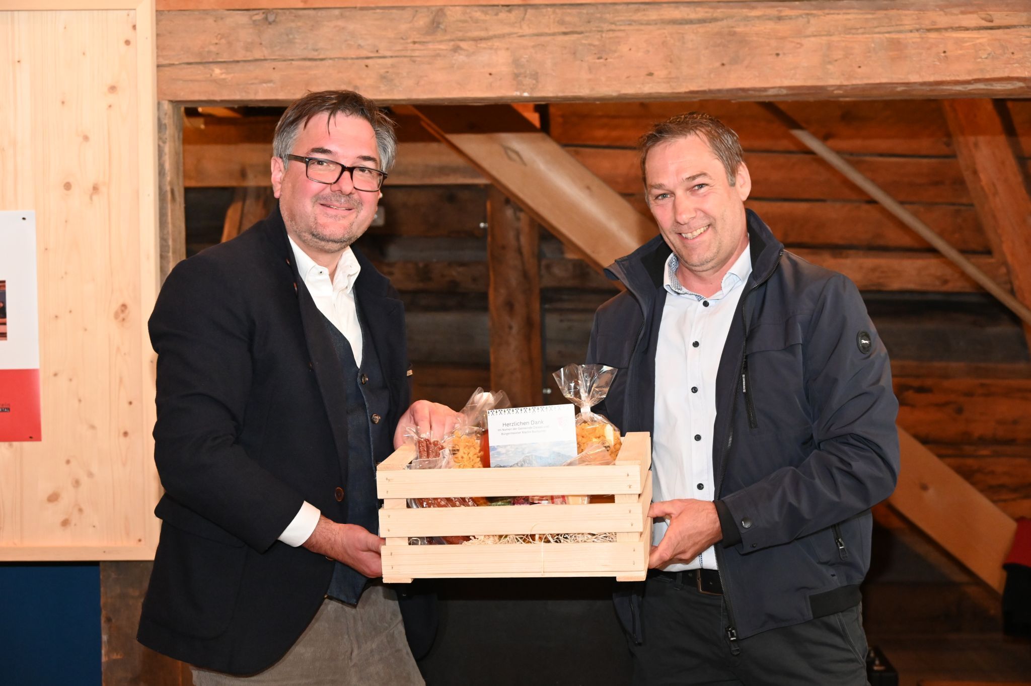 Bgm. Martin Burtscher bedankte sich im Namen der Klostertaler Bürgermeister bei Christof Thöny für sein langjähriges Engagement um die Geschichte des Tales.