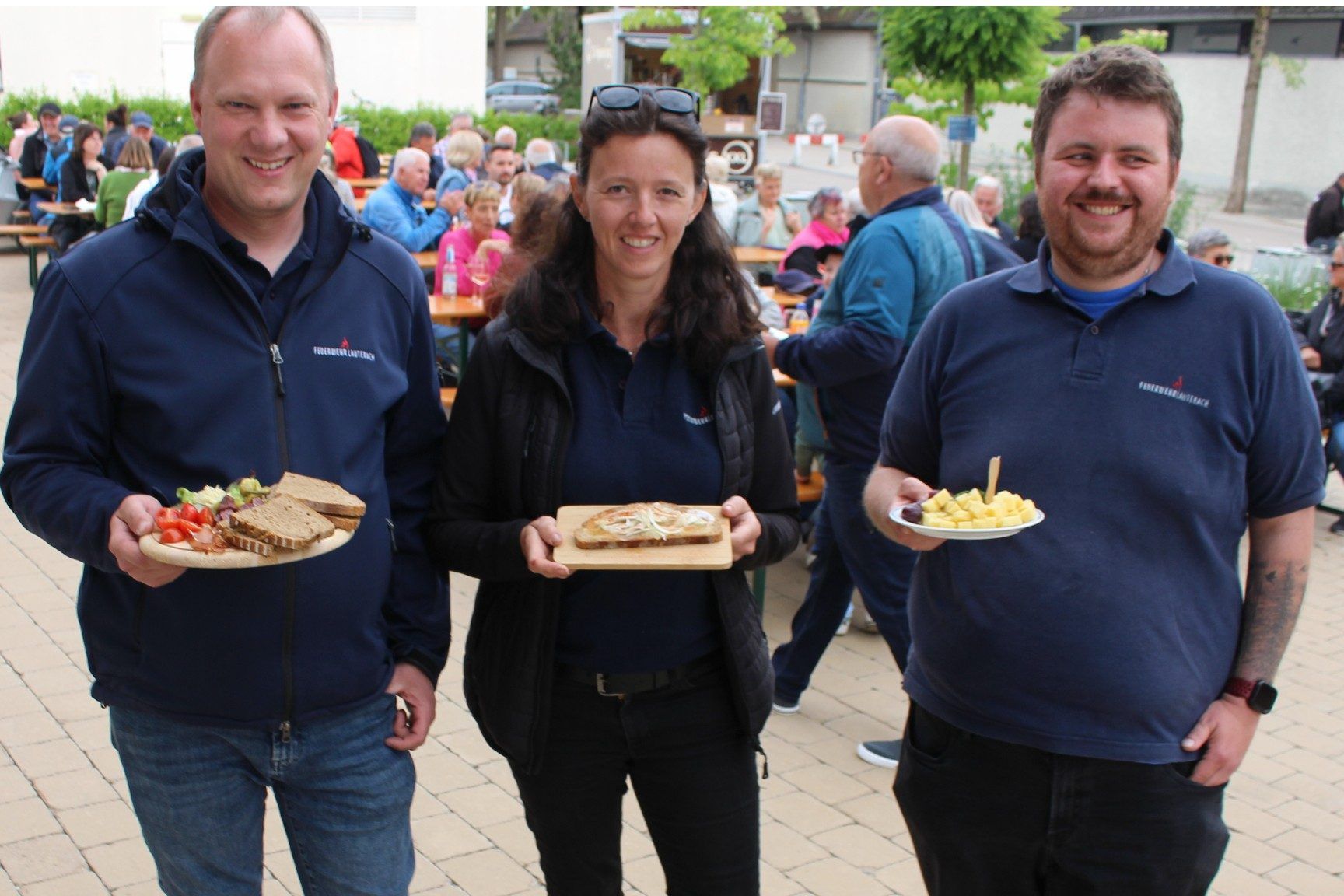 Die Feuerwehr wird ihrem Namen voll gerecht: für den kleinen Hunger zwischendurch spielt sie wieder mit Brettljause und Käseteller „Feuerwehr“ . . .