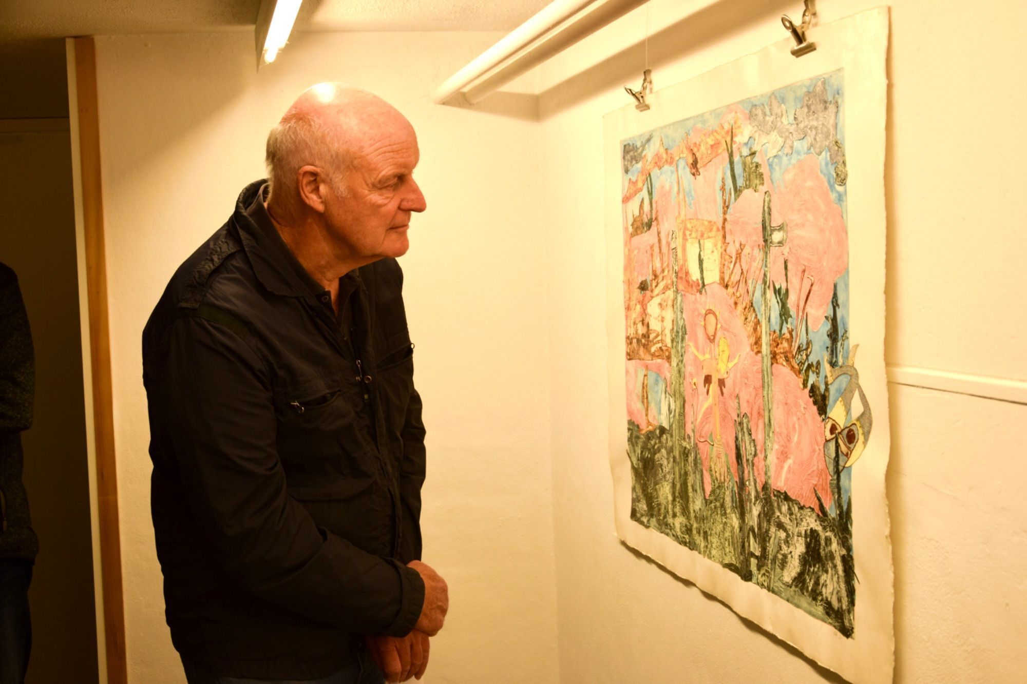 Hermann Präg, der heuer noch selbst in der MAP Kellergalerie in Schruns ausstellen wird, sieht sich ein Kunstwerk von Eva Hörschläger an.