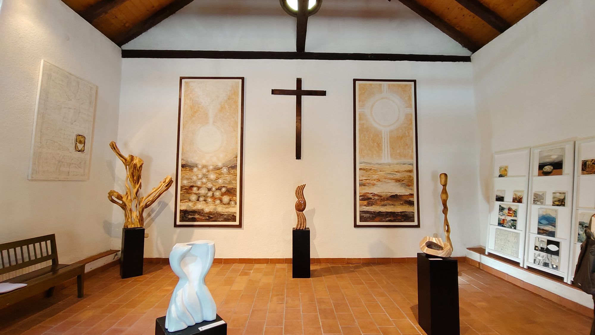 Die Alte Evangelische Pfarrkirche ist ein idealer Ausstellungsort für die Werke.