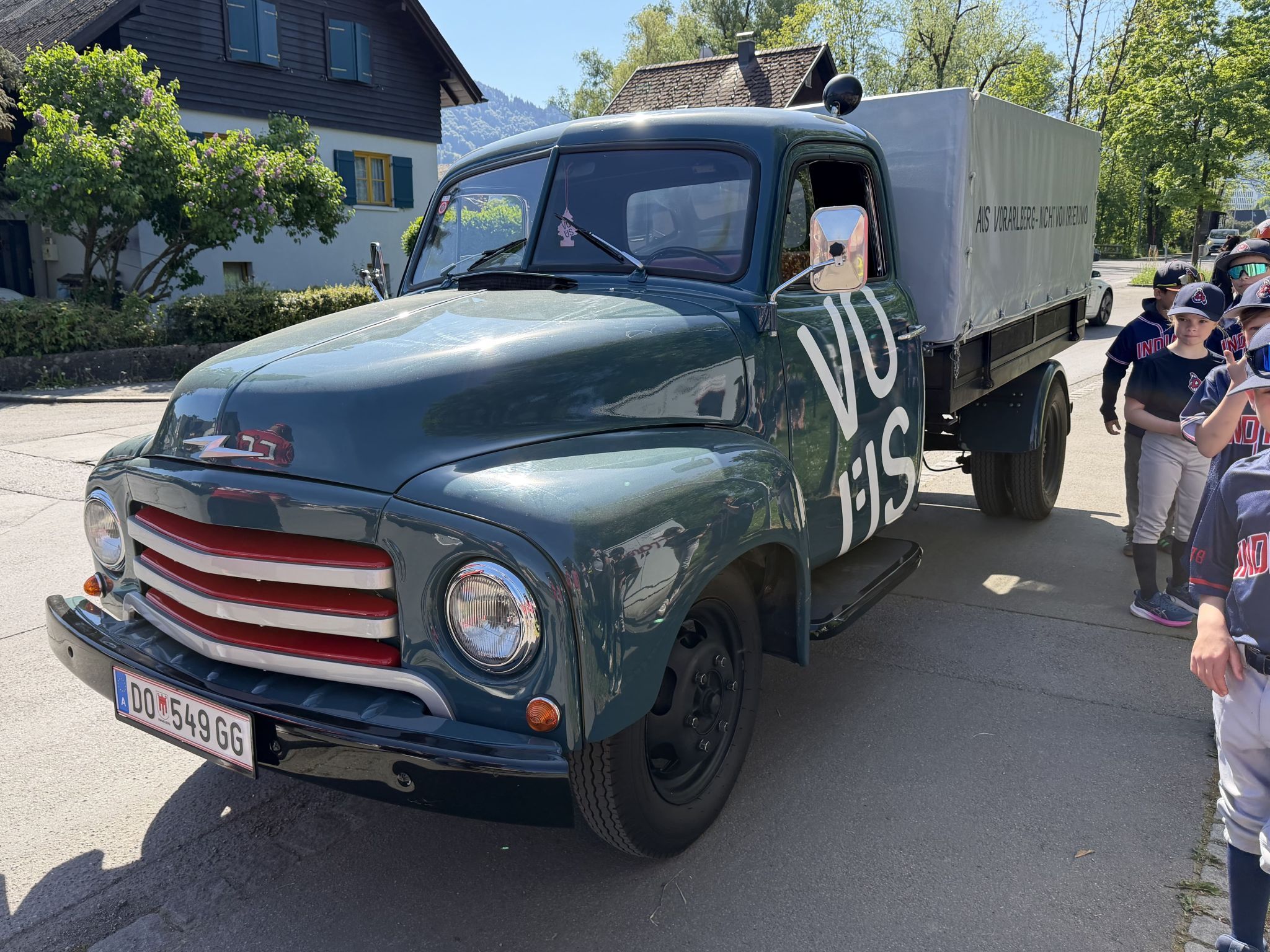Oldtimer sorgten für besondere Akzente beim Umzug der Dornbirn Indians.