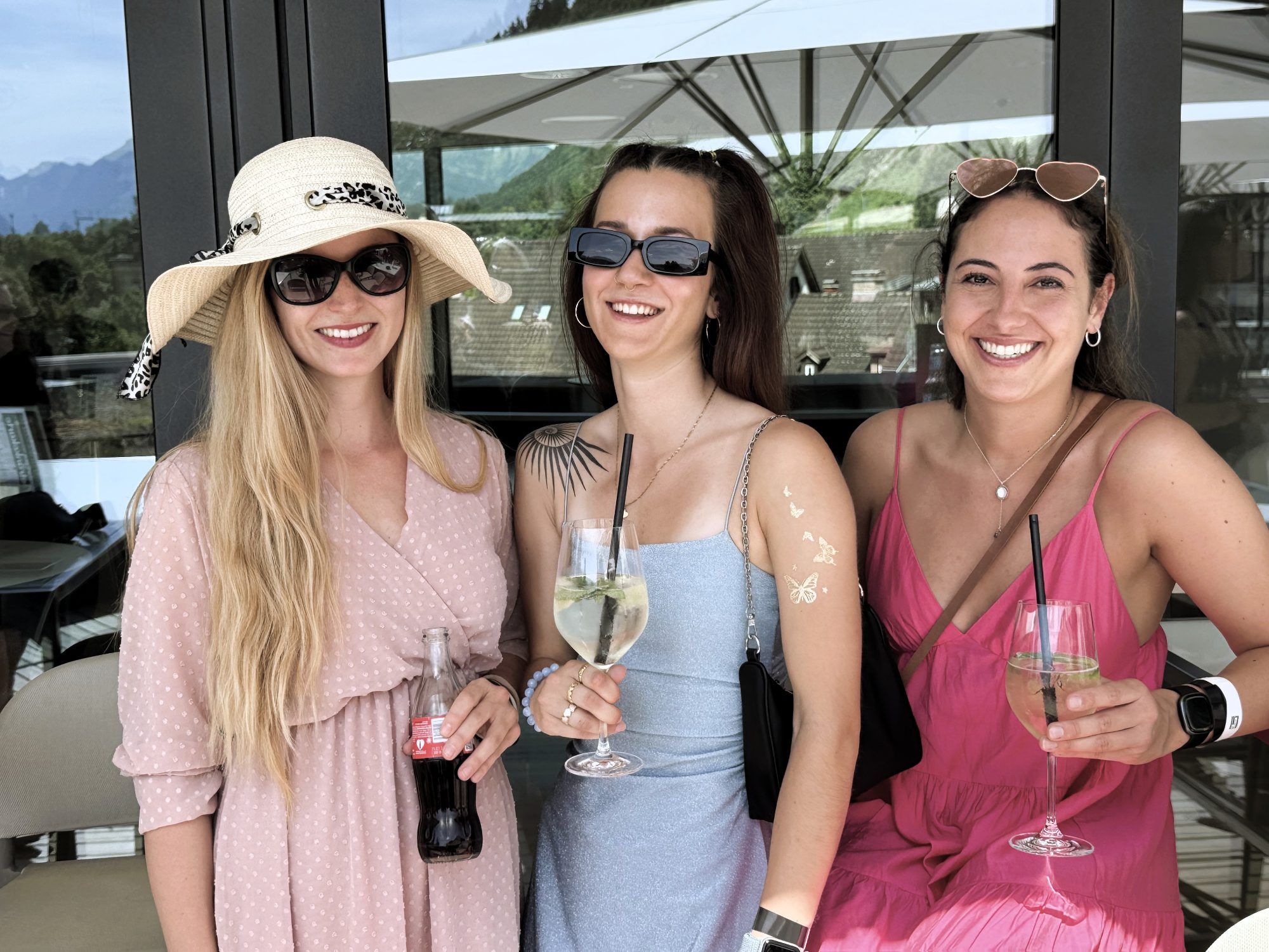 In Partystimmung: Jasmin Massimo, Ronja Sutter und Nina Segouini.