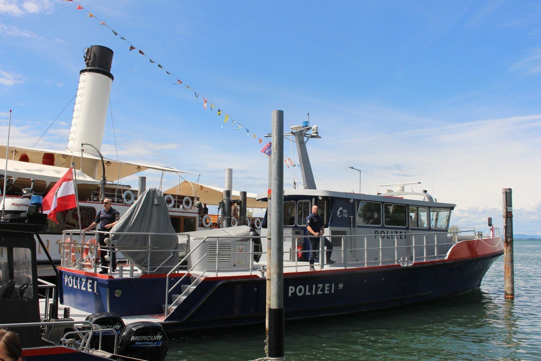 Selbstverständlich konnte auch das Polizeiboot, das besonders bei der Jugend großes Interesse auslöste, eingehend in Augenschein genommen werden.