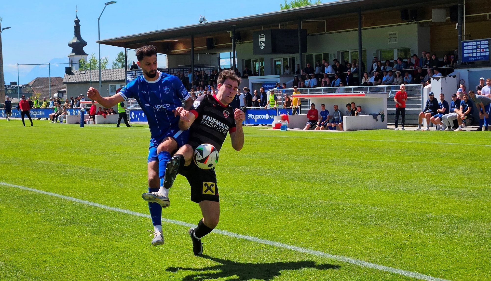 Ein volles Haus und beste Fußballstimmung: Die begeisterten Fans des SV typico Lochau freuen sich bereits auf die VOL.AT-Eliteliga-Partie gegen den FC Wolfurt am 14. Mai im Stadion Hoferfeld.
