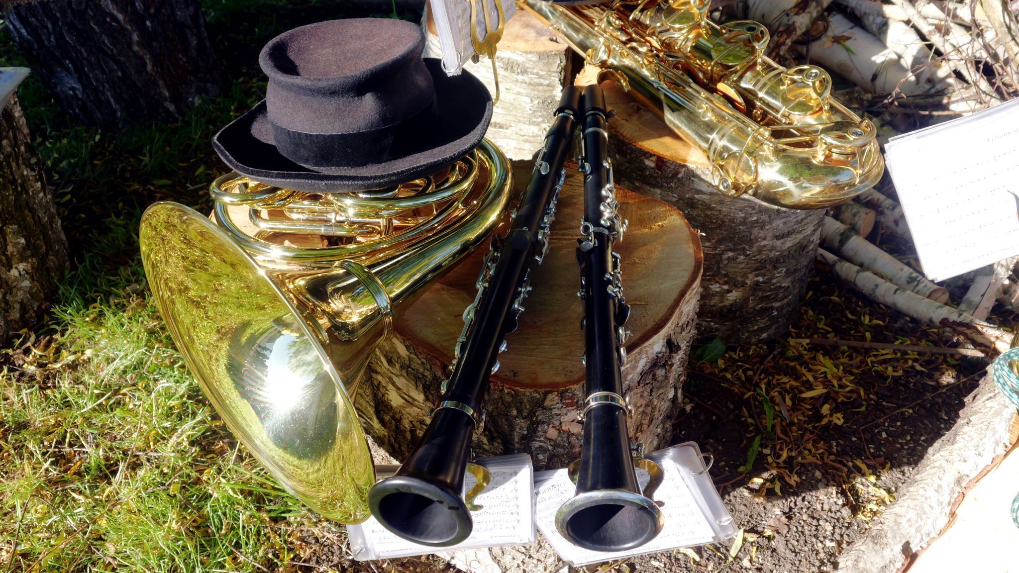 Klarinette und Waldhorn im Sonnenschein - der erste Mai lud zur Blasmusik ein.