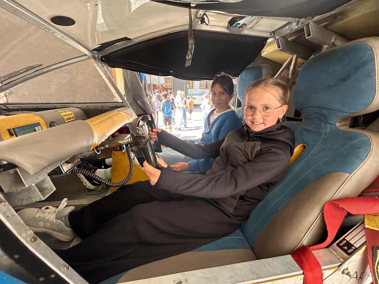 Spannendes Probesitzen im Solartaxi.