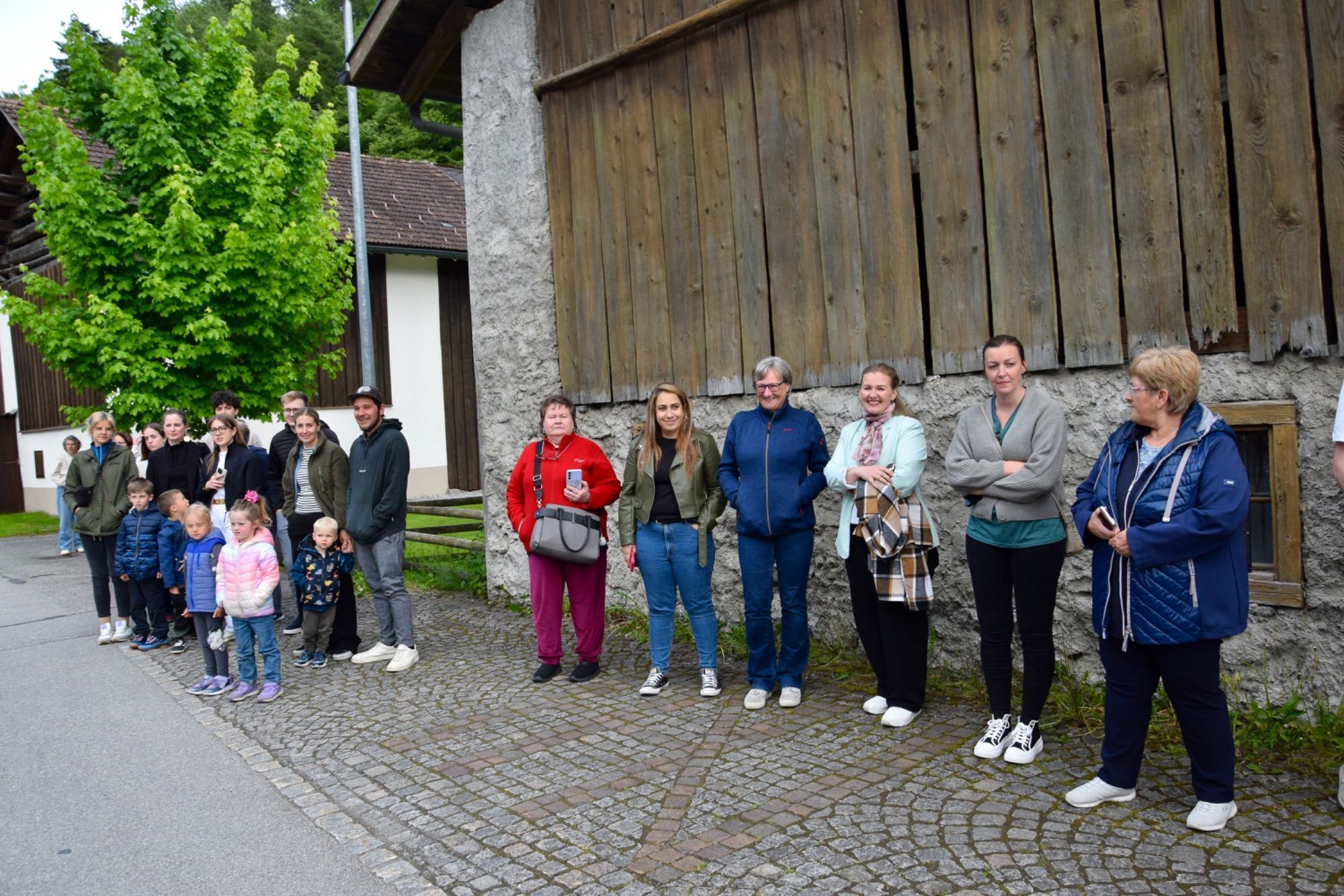 Das neue Fahrzeug wurde beim Gerätehaus Lorüns mit großer Freude erwartet.