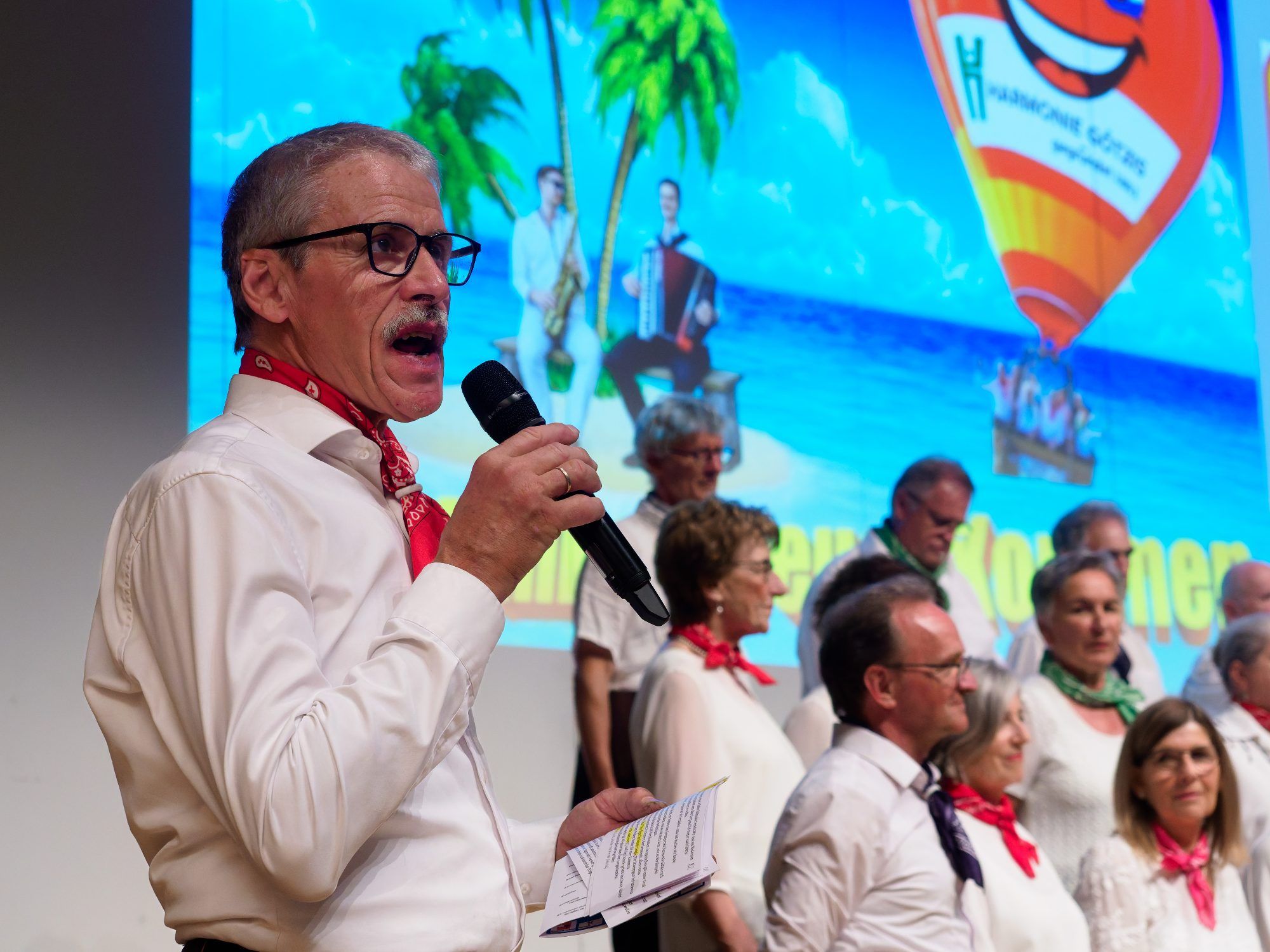 Obmann Hermann Nachbaur als Sänger und Moderator