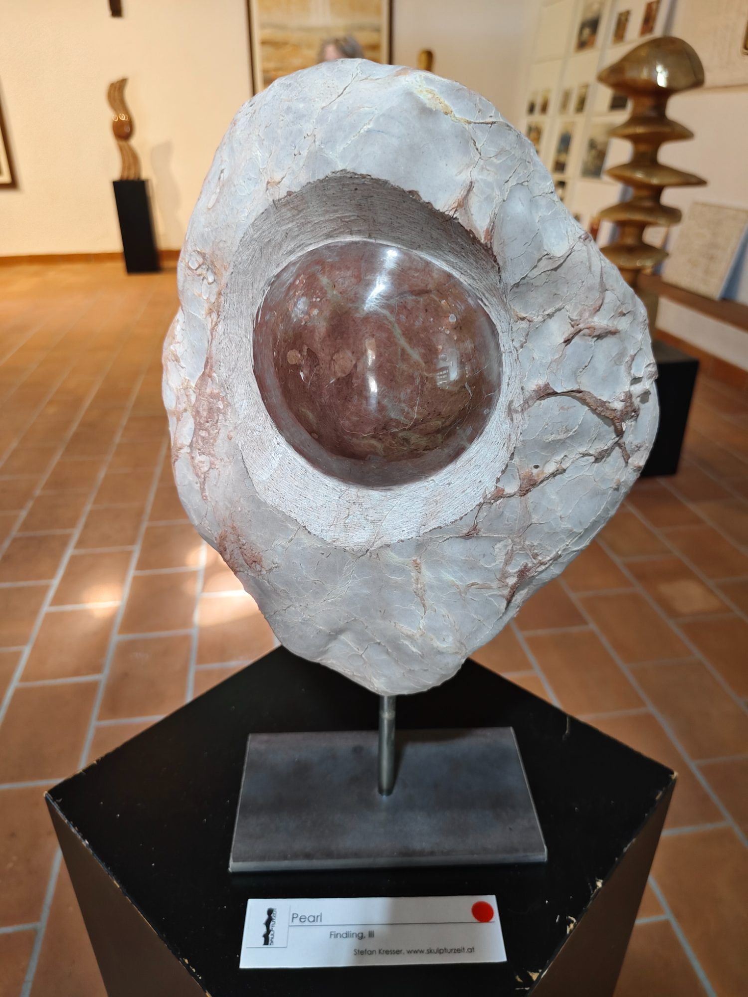 Aus einem Fingling aus der Ill wurde ein faszinierendes Kunstwerk.
