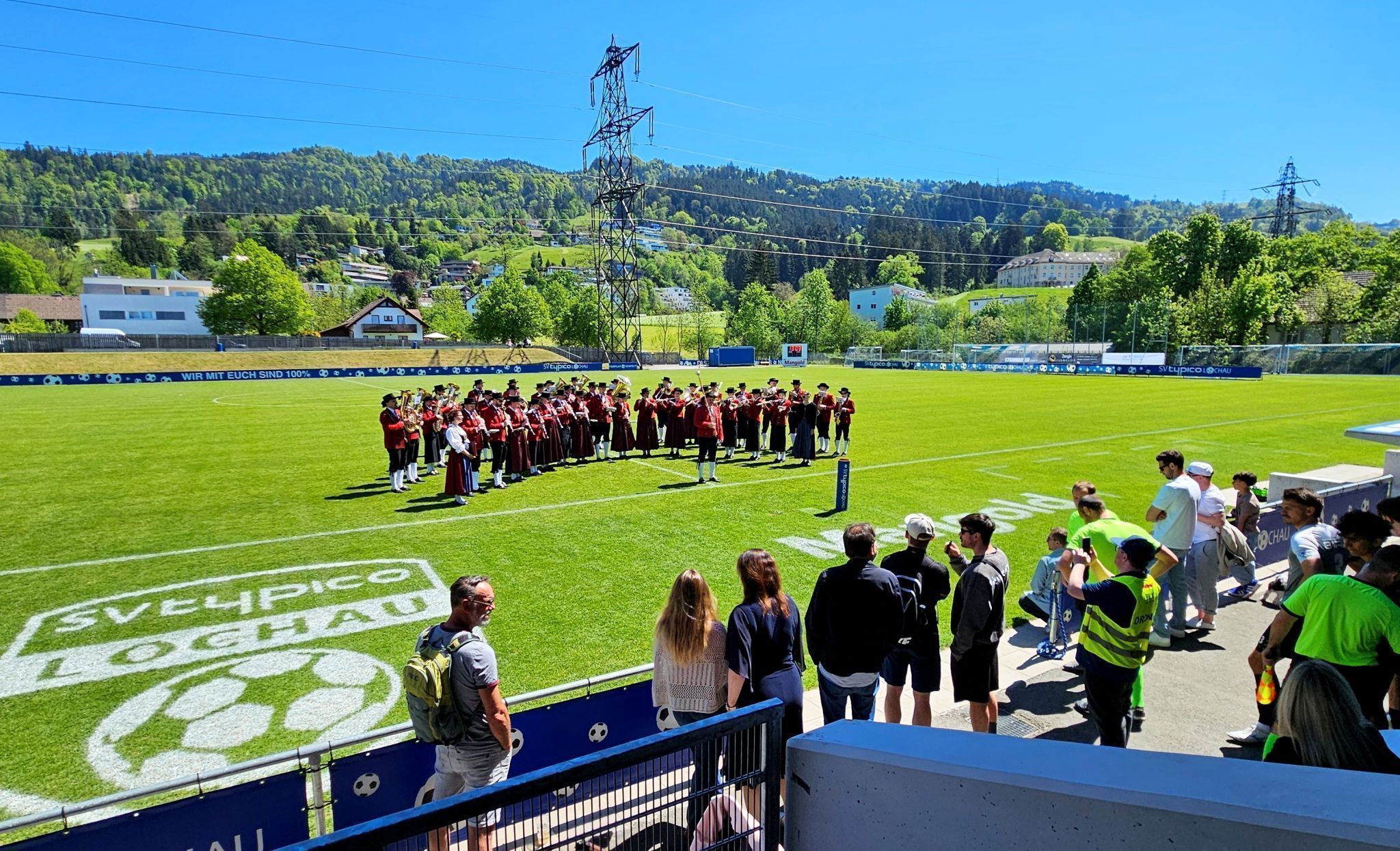 Der Musikverein Lochau überraschte Spieler und Zuschauer im Stadion Hoferfeld mit einem flotten Ständchen.