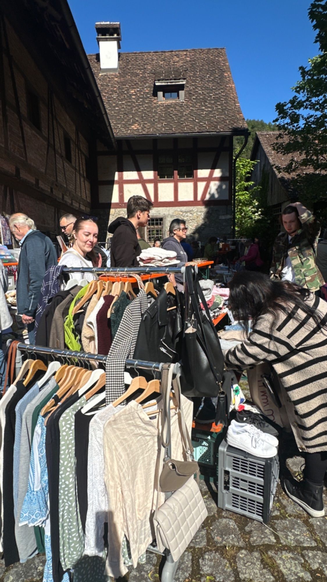 Viele Schnäppchen warteten auf neue Besitzer:innen.