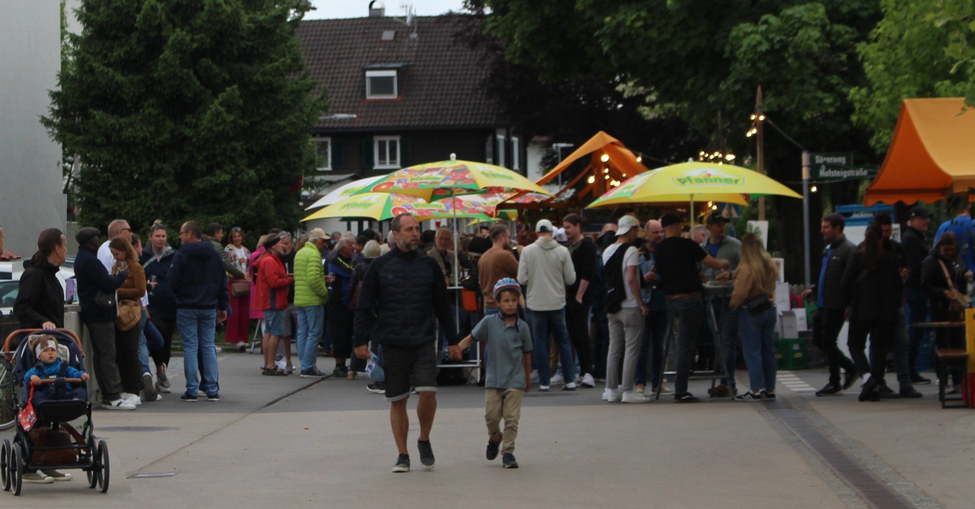 Die gesperrte Hofsteigstraße wird für ein paar Stunden Lauterachs Weinstraße. Elf Vereine und die Feuerwehr spielen „Winzergenossenschaft“. Es wird wohl wieder eng werden beim Weinfestival . . .