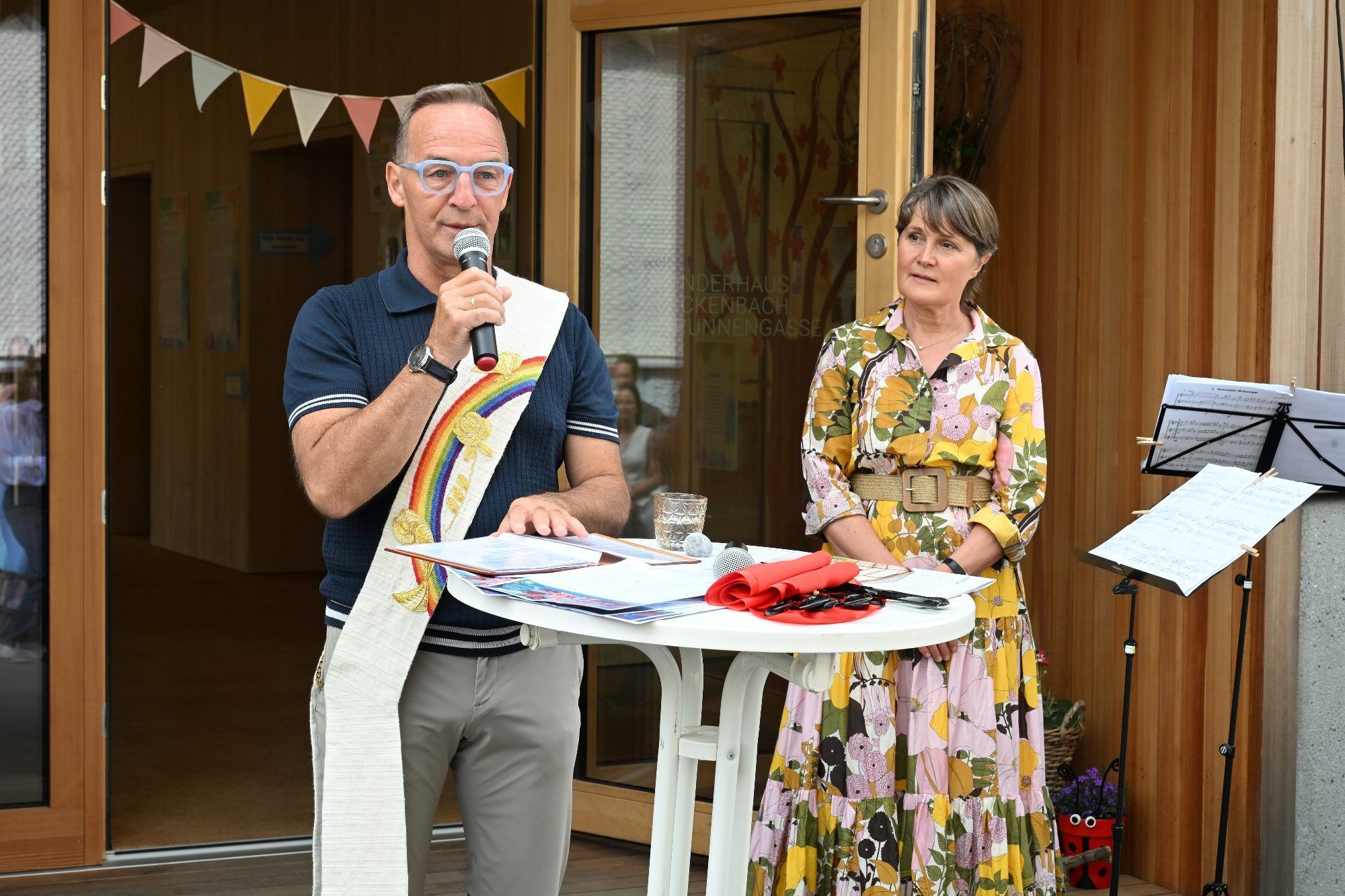 Diakon Christoph Lang segnete das neue Gebäude und seine kleinen und großen Nutzer.