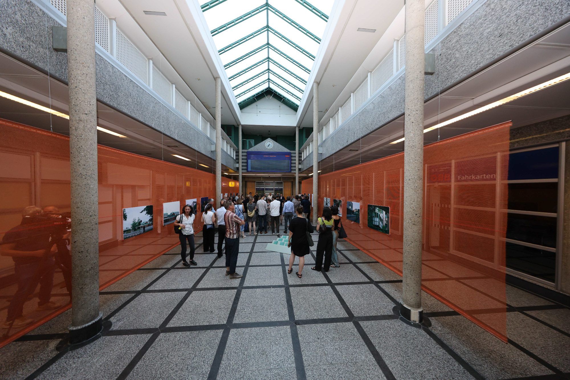 Ausstellung in der ehemaligen Kassenhalle.