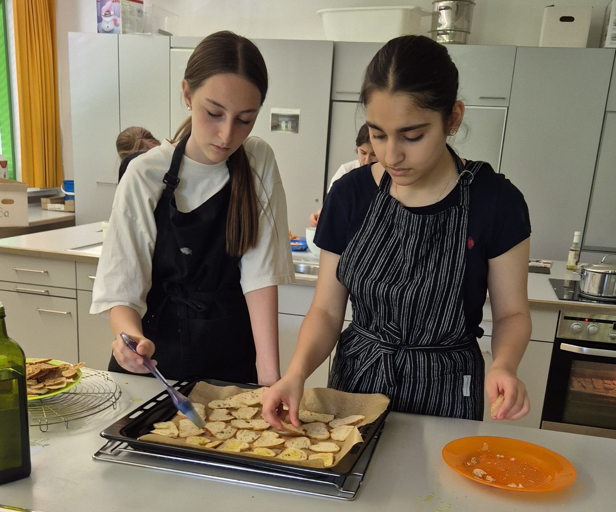Die Schülerinnen und Schüler lernten, wie aus altem Brot ein schmackhafter Snack entstehen kann.