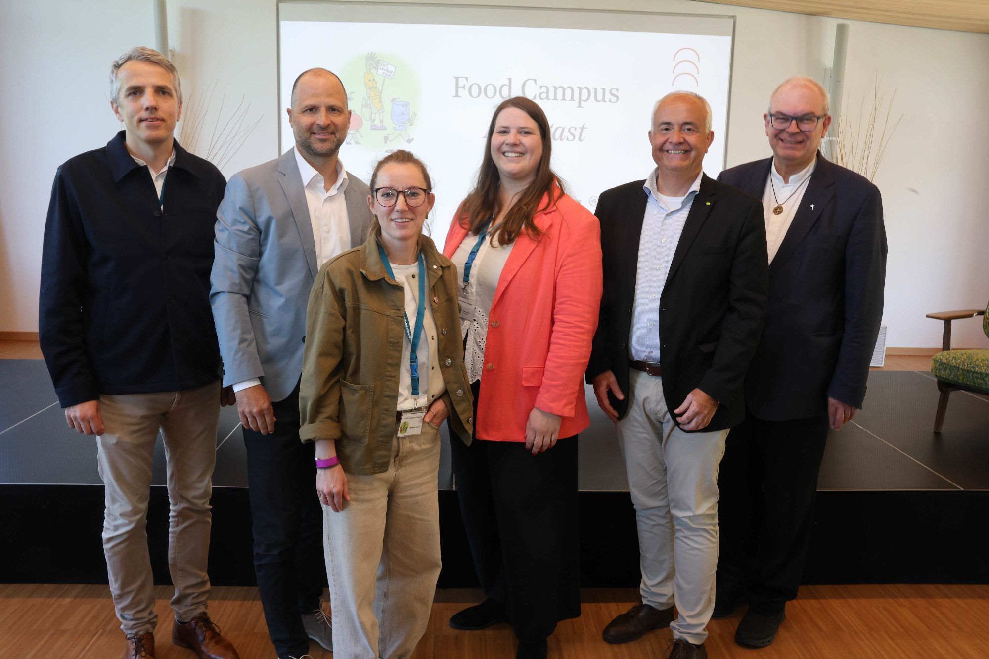 Daniel Mutschlechner, LR MArco Tittler, Küchenchefin Raphaela Burger, Stefanie sTurn, Bgm. Manfred Böhmwalder und Generalvikar Hubert Lenz.