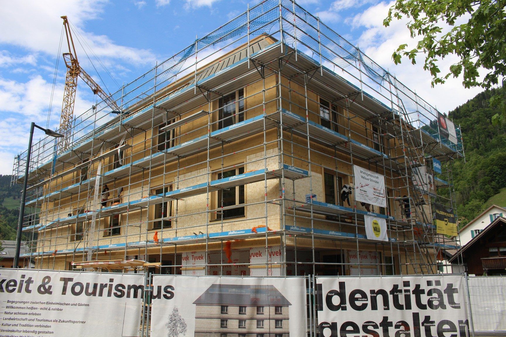 Trotz angespannter Finanzlage war der Neubau alternativlos. Dank seiner nachhaltigen Konzeption hinsichtlich Betriebskosten und zusätzlichen Nutzungsmöglichkeiten macht sich das neue Haus jedoch auf längere Sicht mehr als bezahlt.