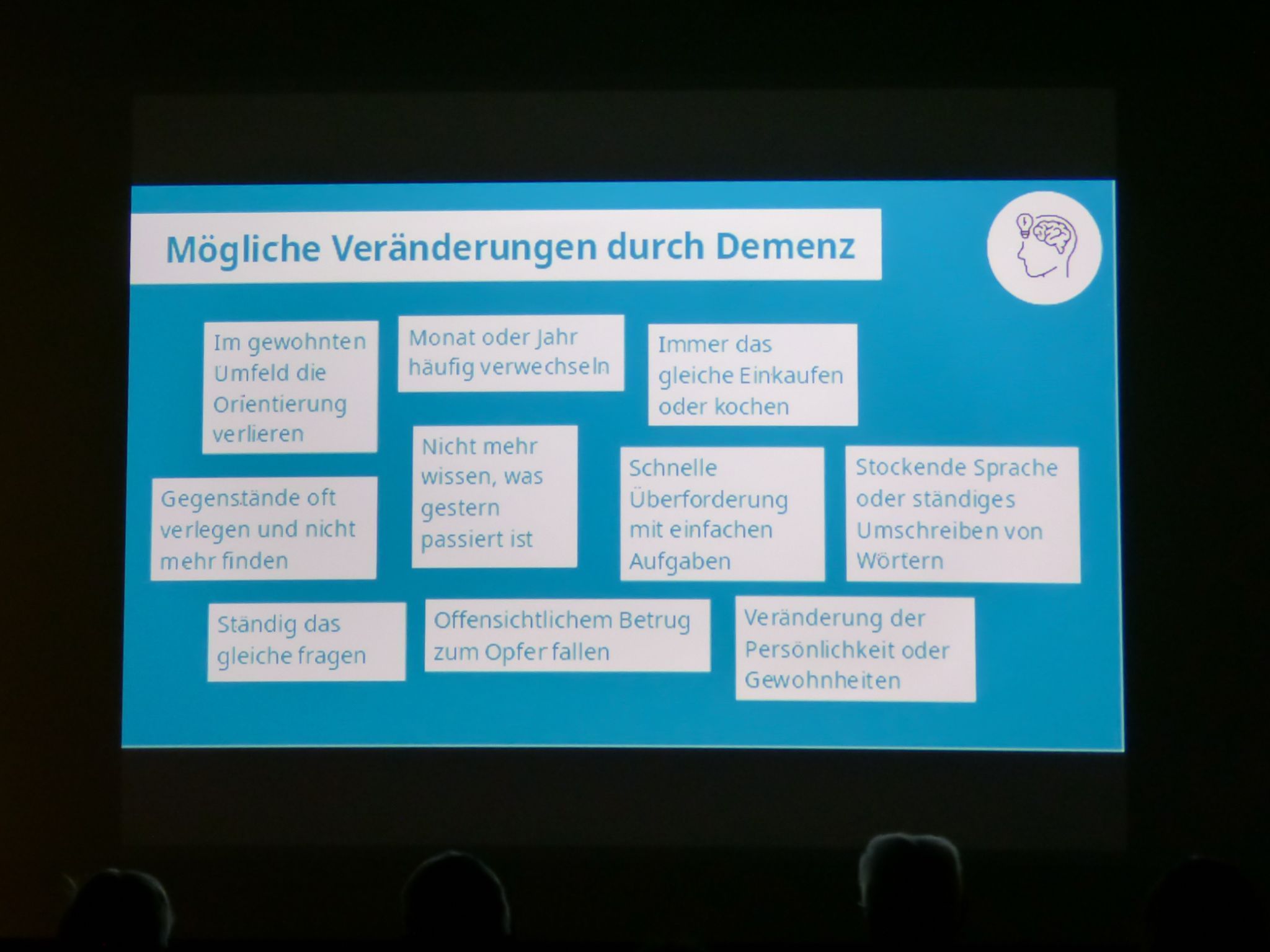 Eine Präsentationsfolie zeigt, welche Veränderungen durch Demenz auftreten können.