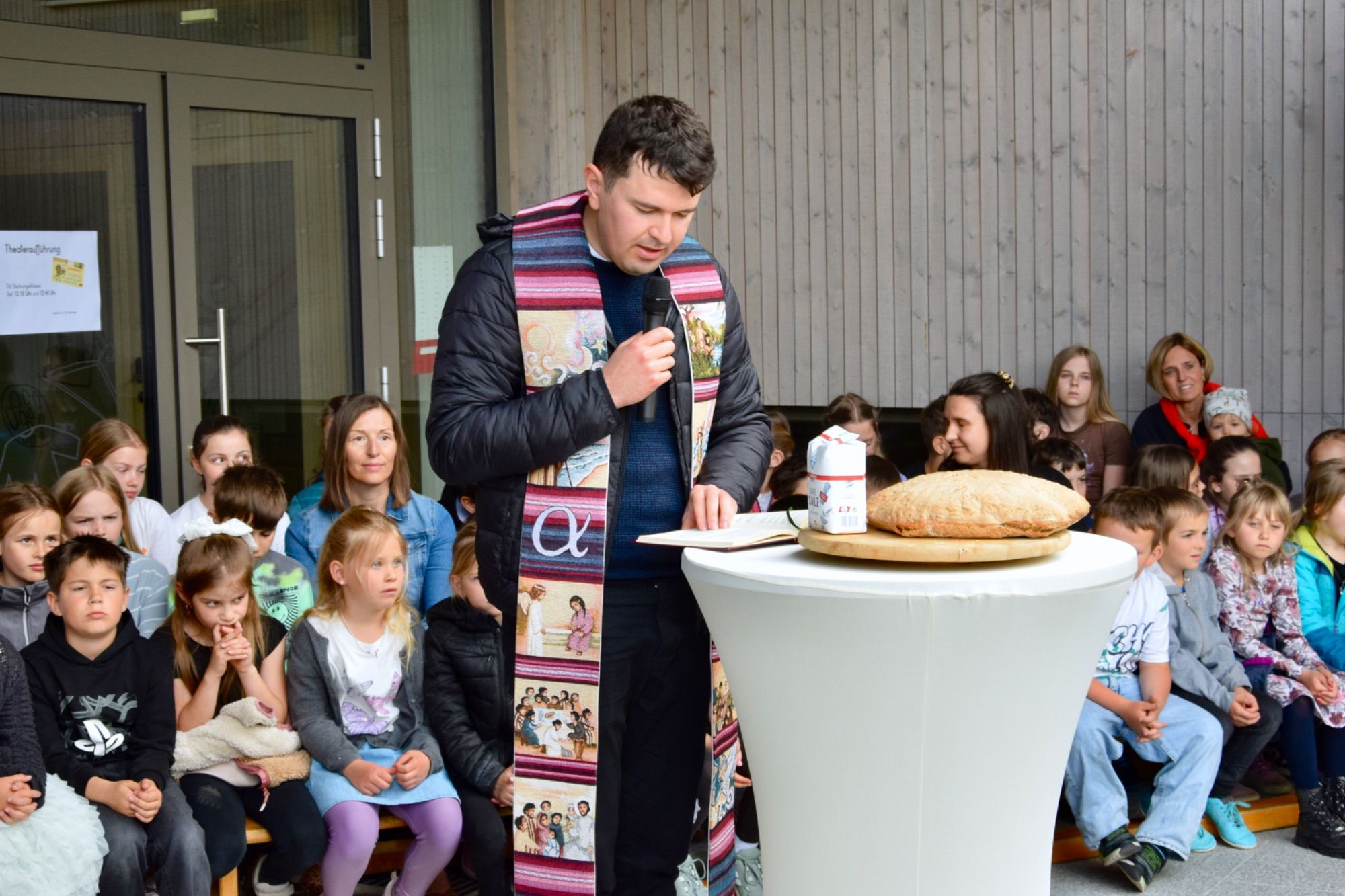 Vikar Cristian Silviu Salca erbat Gottes Segen für die Schule.