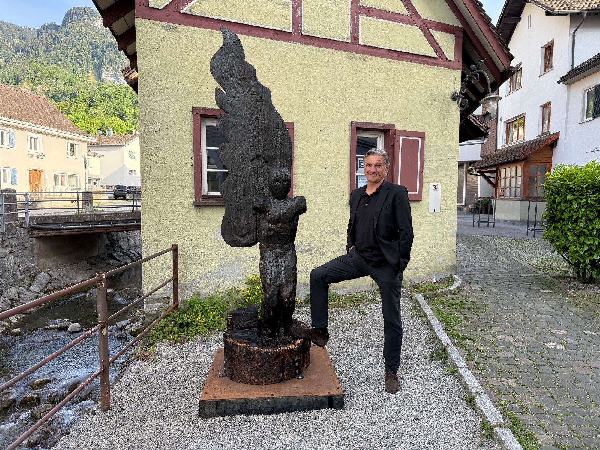 Arno Egger und seine Skulptur Abrakadabra/ Der brennende (Seraph)