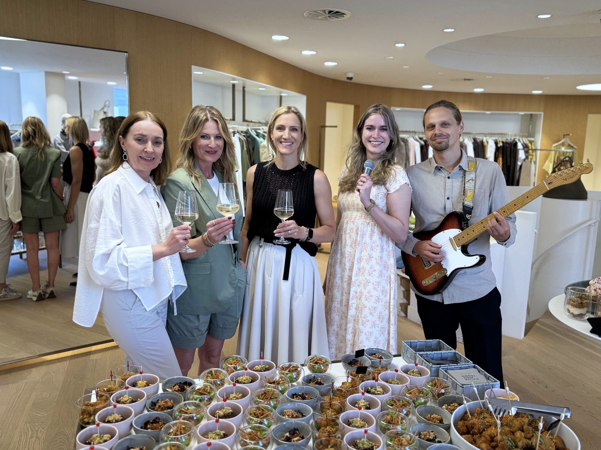 Desiree Riedlsperger (Mitte) mit Klaudia Hagspiel und Birgit Schöpf vom k.you-Team, sowie Sängerin Daria Schurich und Musiker Samuel Keßler beim Event.