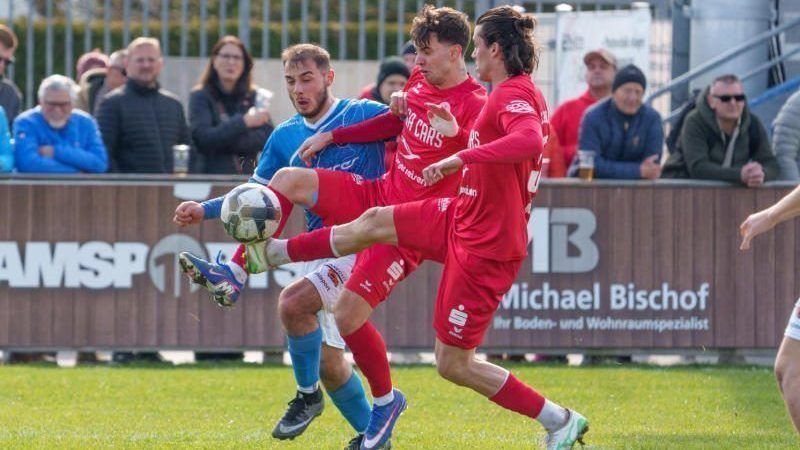 Regionalliga-Duell im Holz um den Finaleinzug. Mats Seible gegen zwei Dornbirner Federico Crescenti und Nicolai Bösch. VN-STIPLOVSEK