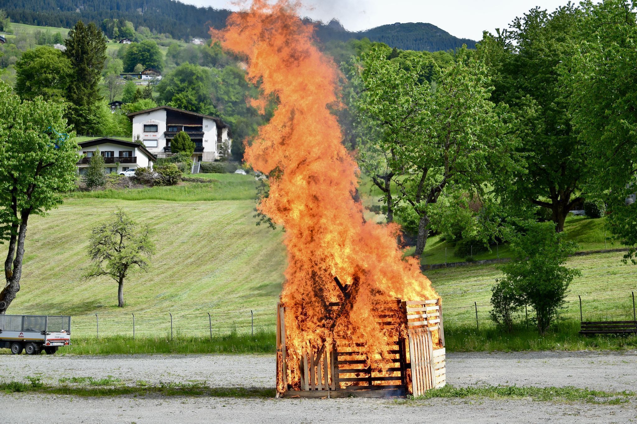 Schauübung der Feuerwehrjugend Schruns am Parkplatz der Hochjochbahn