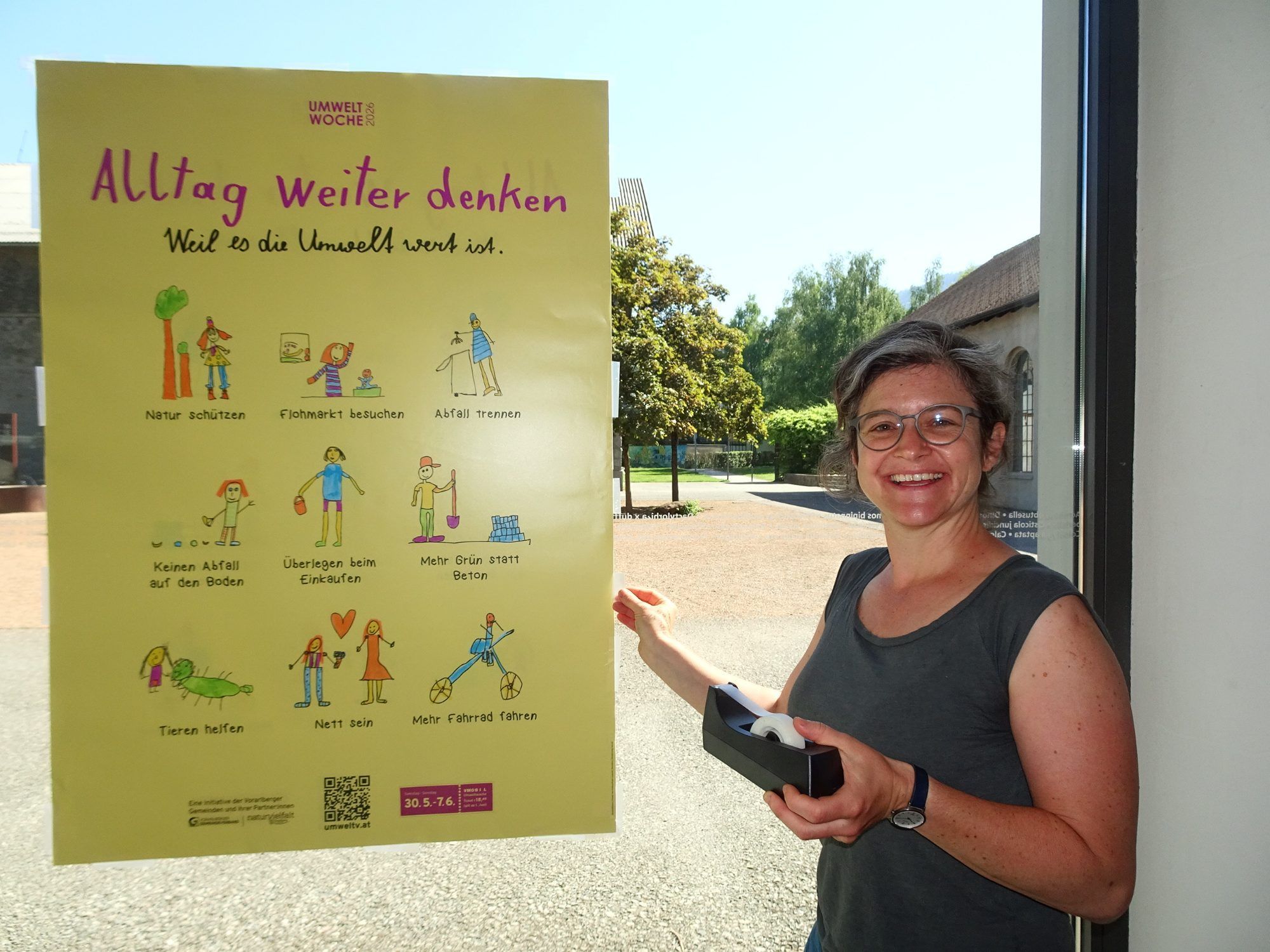 Lucia Emerich-Rüdisser mit dem diesjährigen Plakat der Umweltwoche, das von der VS Leopold gestaltet wurde. 