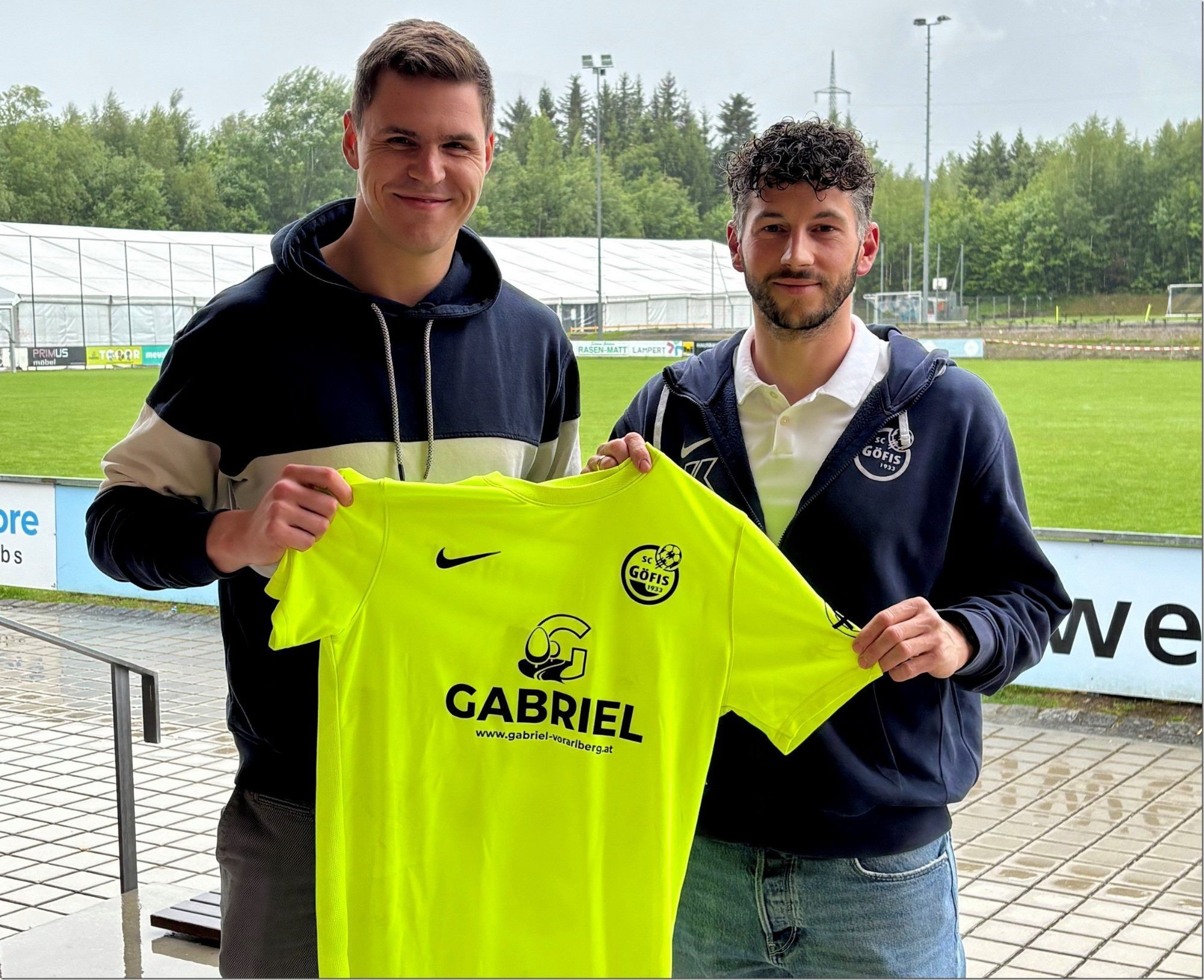 Frank Müller (l.) kommt von Großwalsertal ins Göfner Tor mit Sportchef Jürgen Hafner.