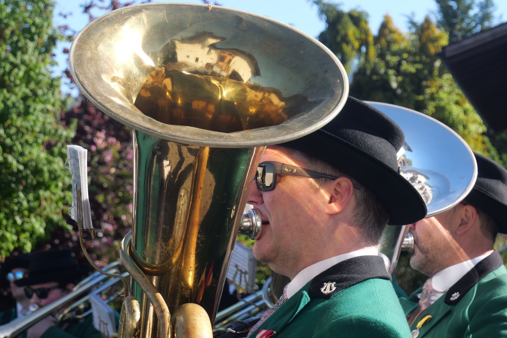 Am Welttag der Tuba spielte Obmann Johannes Decker mit vollem Elan.