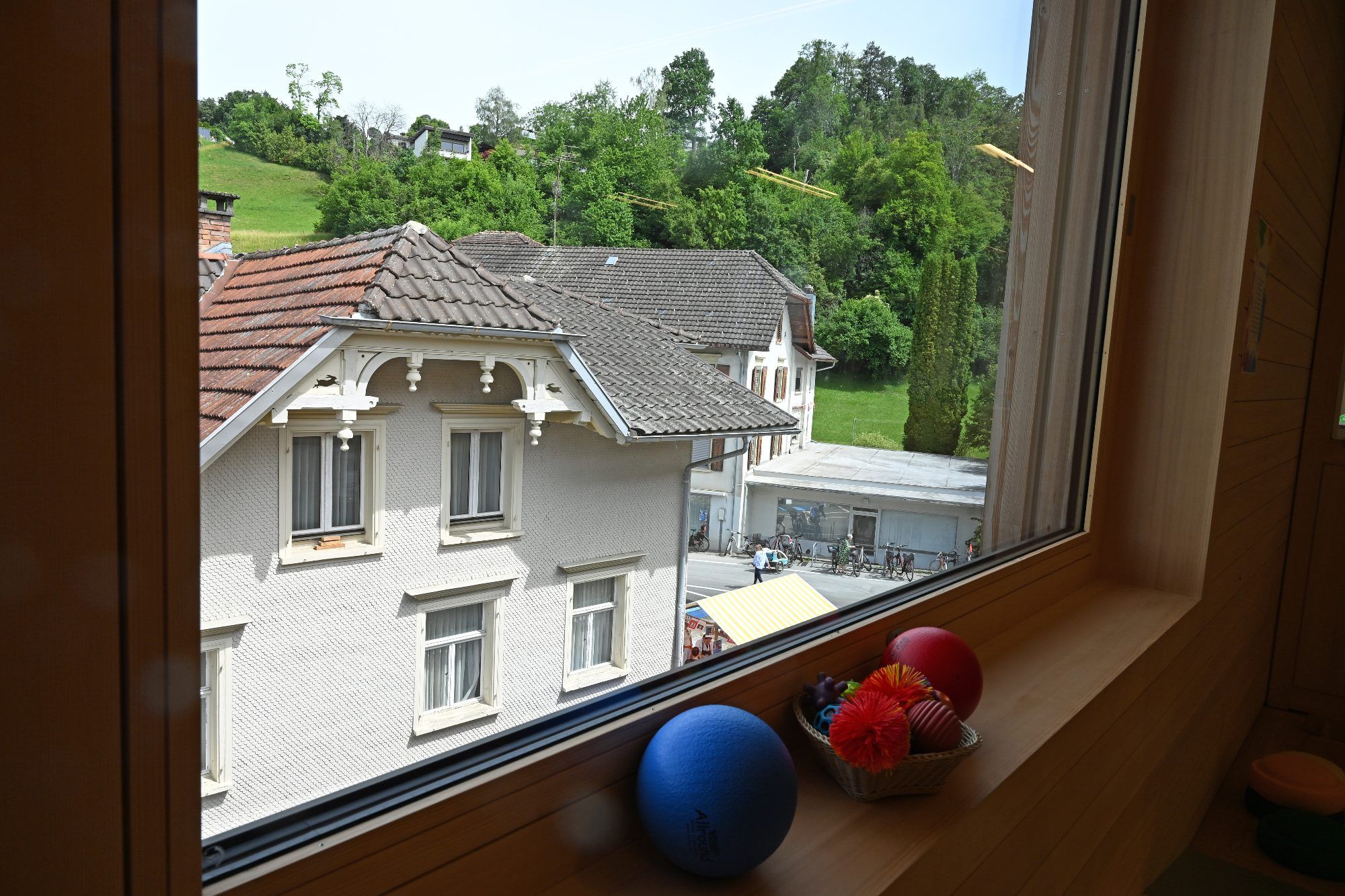 Das neue Gebäude fügt sich auch bestens in das dörfliche Umfeld ein.