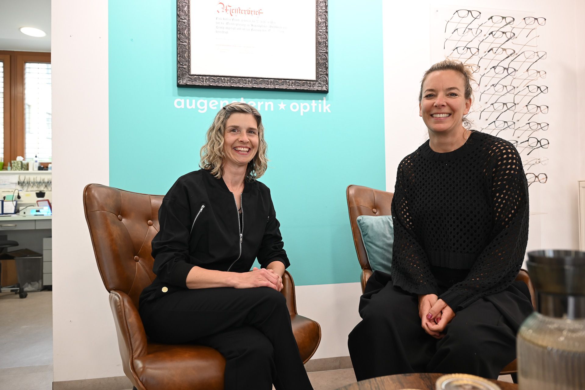 Katrin Frank (rechts) mit Mitarbeiterin Verena Schmidt im Augenstern. Schon bald siedeln sie in die neue Sehen.Wutscher-Filiale ein paar Meter weiter.