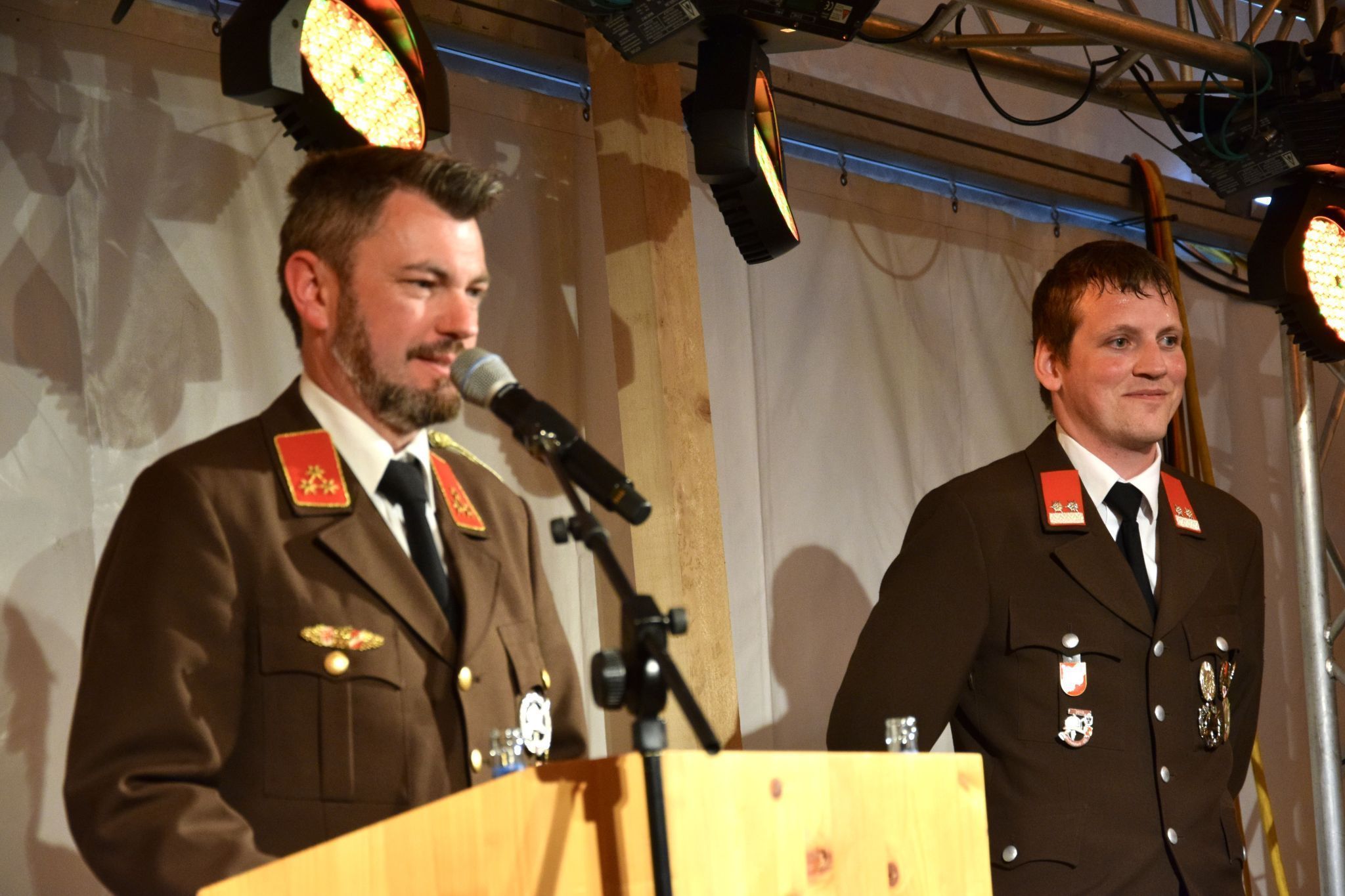 Am Rednerpult: der Schrunser Feuerwehrkommandant Martin Jenny, neben ihm der Jugendleiter der Feuerwehrjugend Schruns, Dominique Geiger.