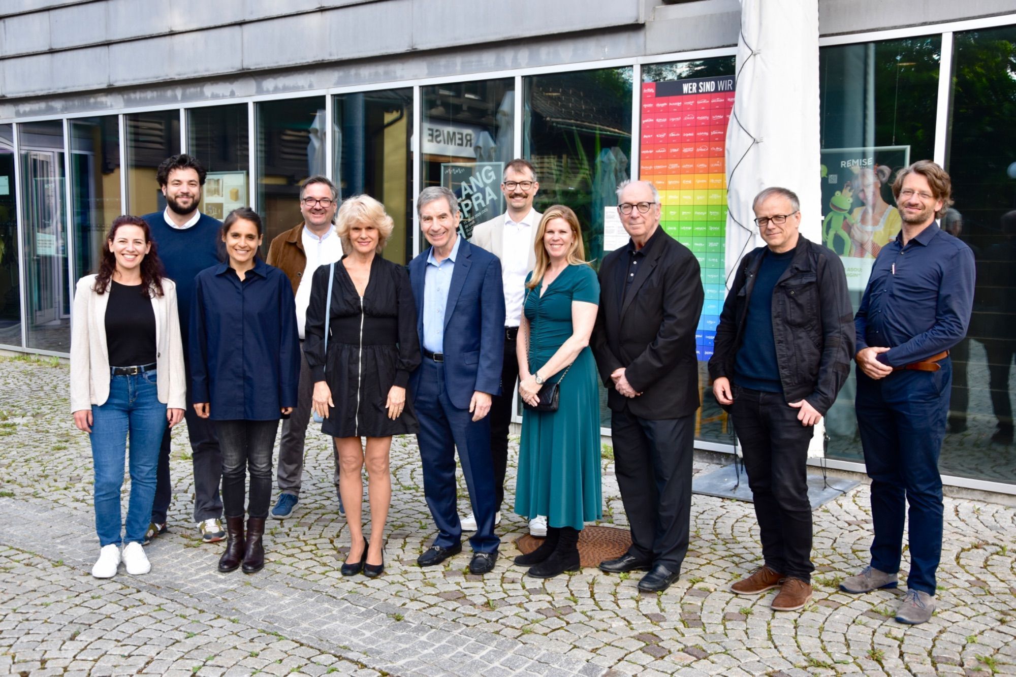 Beim Vorarlberger Zeitgeschichtetag 2026 in Bludenz: Kulturamtsleiterin Daniela Beck, Kulturstadtrat Cenk Dogan, Victoria Kumar, Historiker Christof Thöny, Becky Wisnicki, Jeffrey Wisnicki, Stadtarchivar Stefan Stachniß, Stephanie Wisnicki, Jay Wisnicki, Niko Hofinger und Dominik Markl.