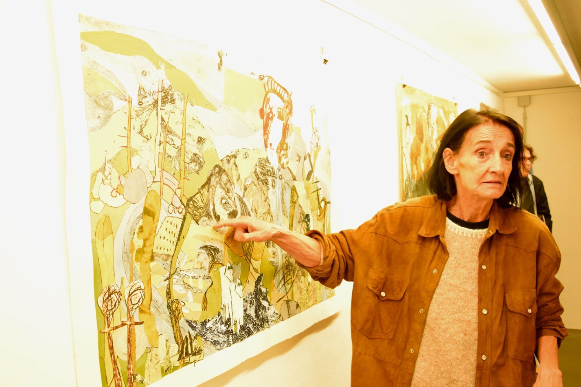 Eva Hörschläger führt durch ihre Ausstellung in der MAP Kellergalerie in Schruns.