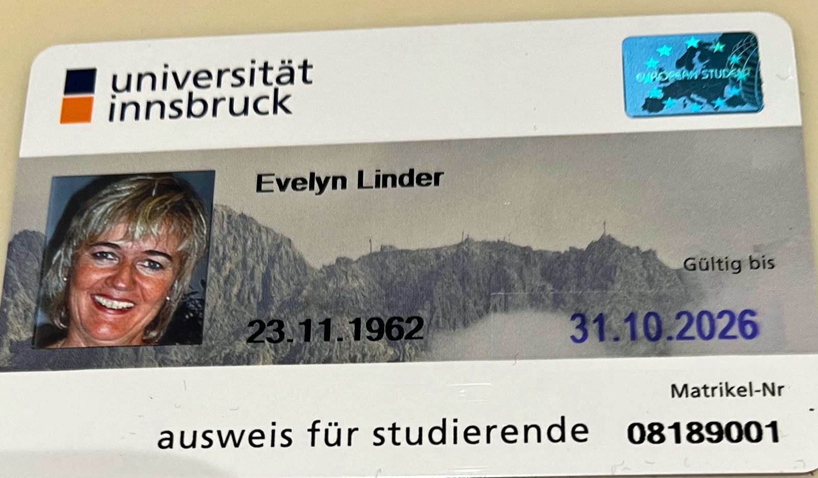 Auf diesen Moment hatte Evi Linder lange gewartet: ihr Studierendenausweis der Uni Innsbruck.