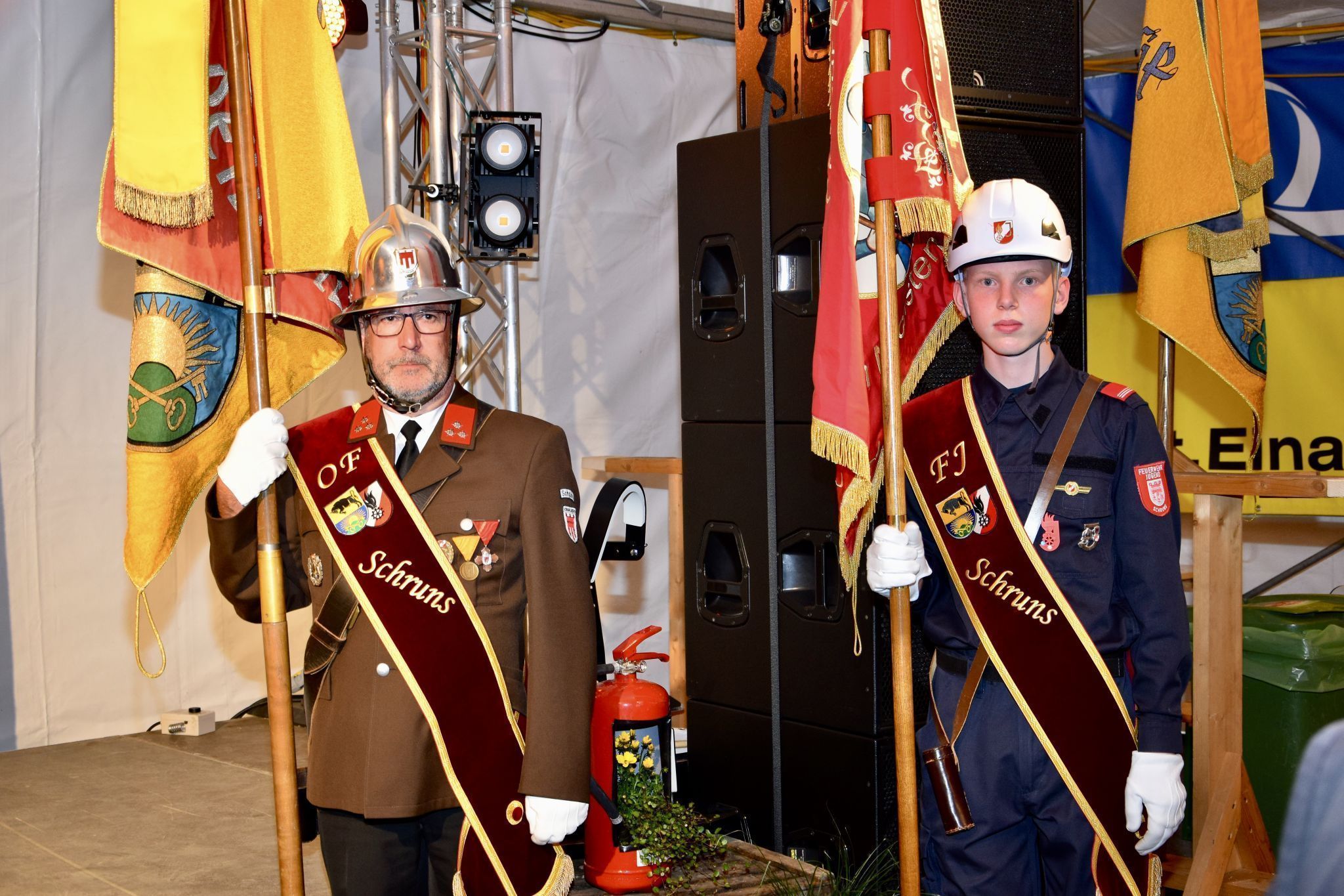 Die Fähnriche der Feuerwehr Schruns und Feuerwehrjugend Schruns