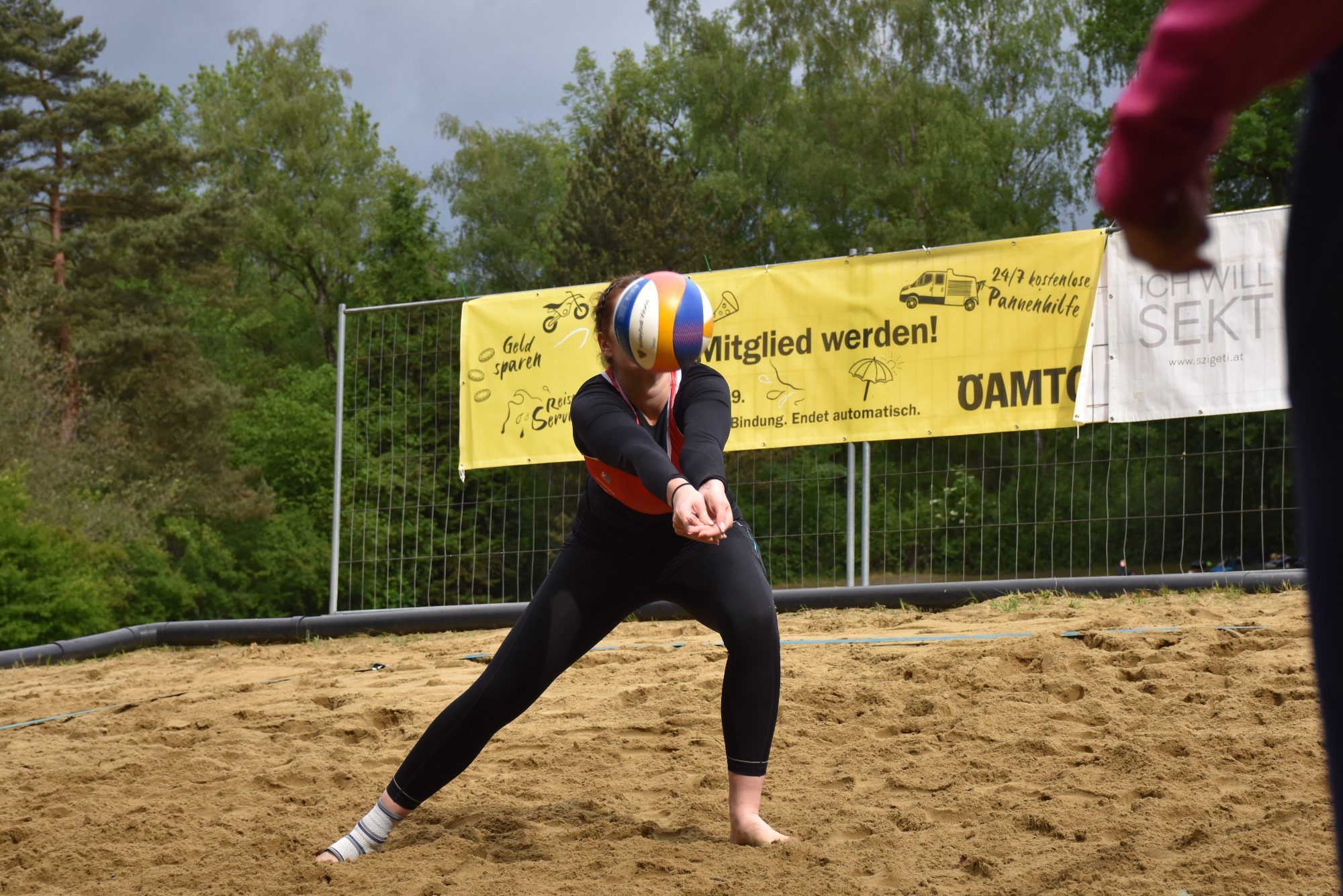Beachvolleyballer trotzten Wind und Wetter