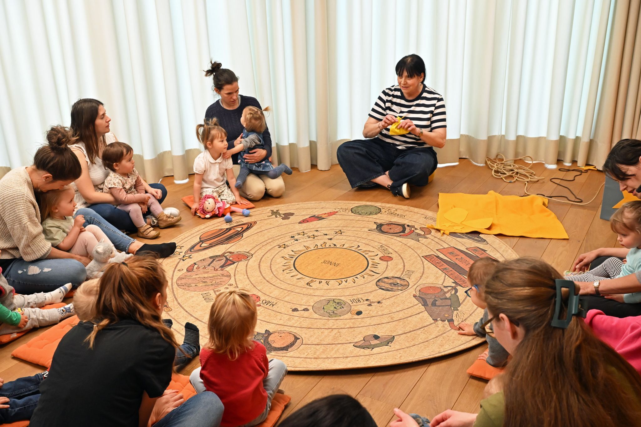 Mit geheimnisvollen Säckchen weckte Sabine Maghörndl die Neugier der Kinder.