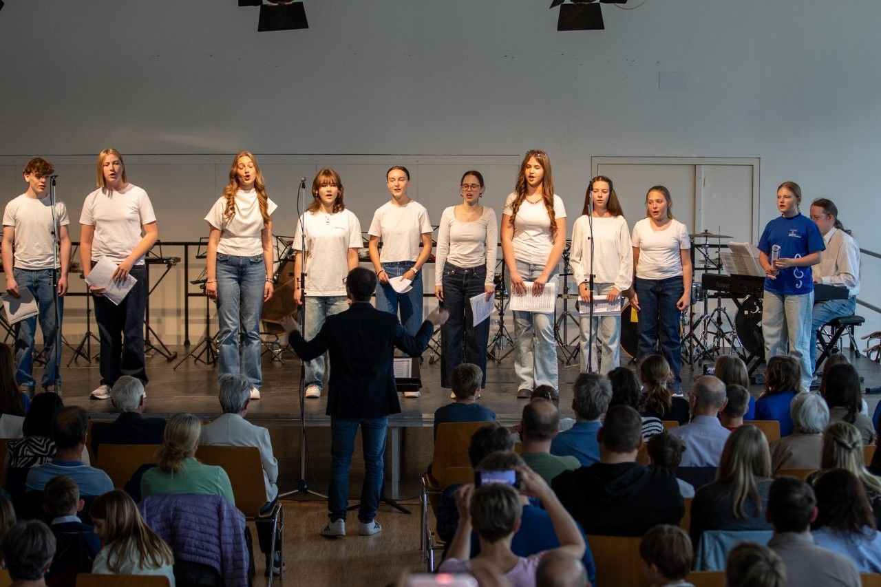 Jugendchor der MS Rankweil begeisterte. 