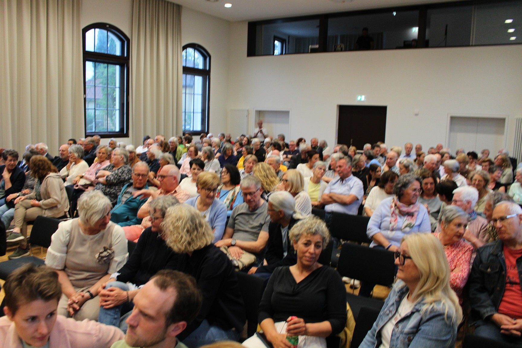Volles Haus im Vereinshaus bei der Präsentation der Initiative „Mir luagand ufanand“.