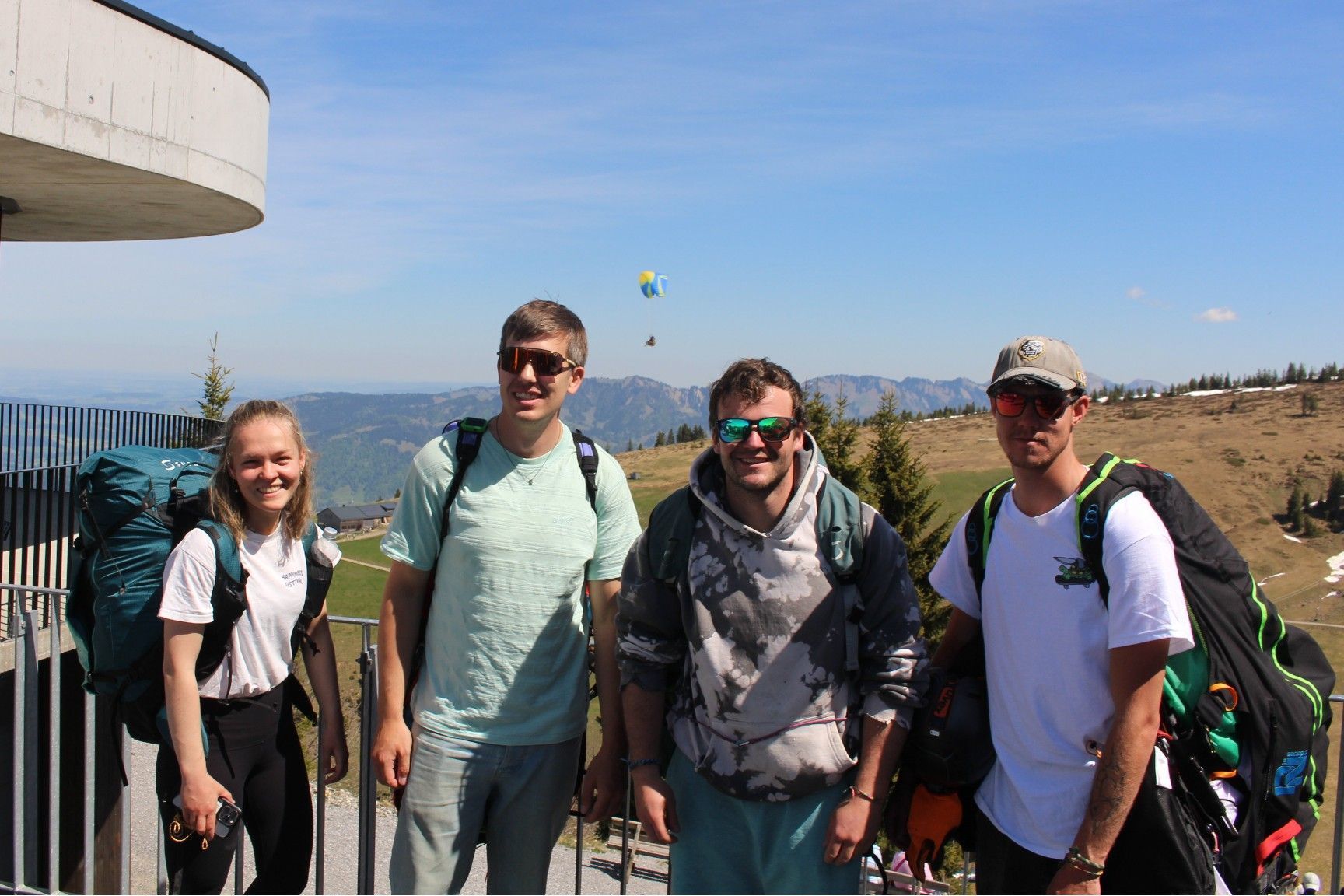 „Hochfliegend“ war nicht nur das Programm für den „Studien-Ausflug“ der Reisegruppe aus der Schweiz, diese konnte auch ganze Schwärme von Paragleitern bestaunen, die bei Traumwetter auf Baumgarten kamen, um ihre Kreise zu ziehen.